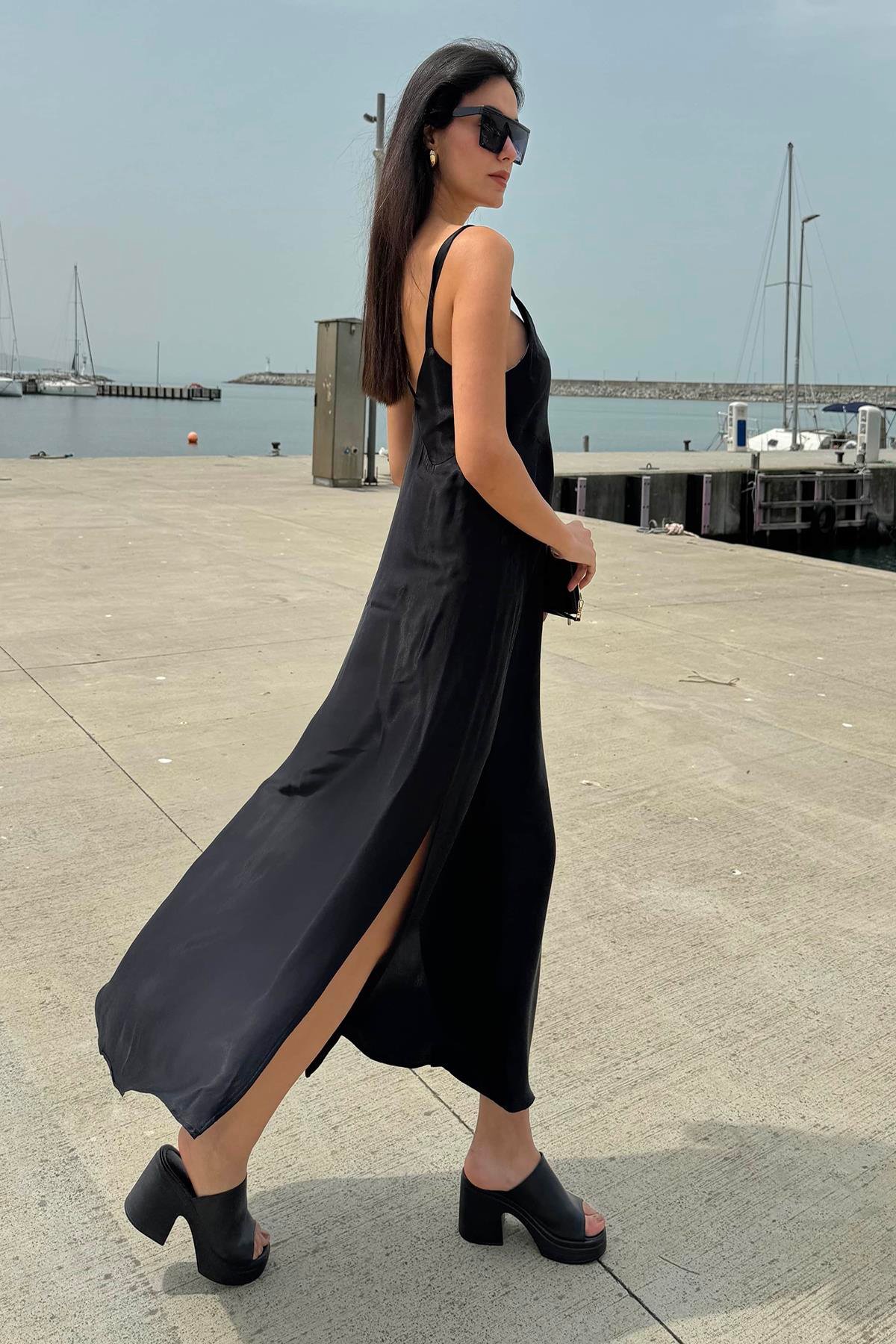 Now Moda Askılı Saten Yırtmaçlı Siyah Elbise Now Moda Askılı Saten Yırtmaçlı Siyah Elbise