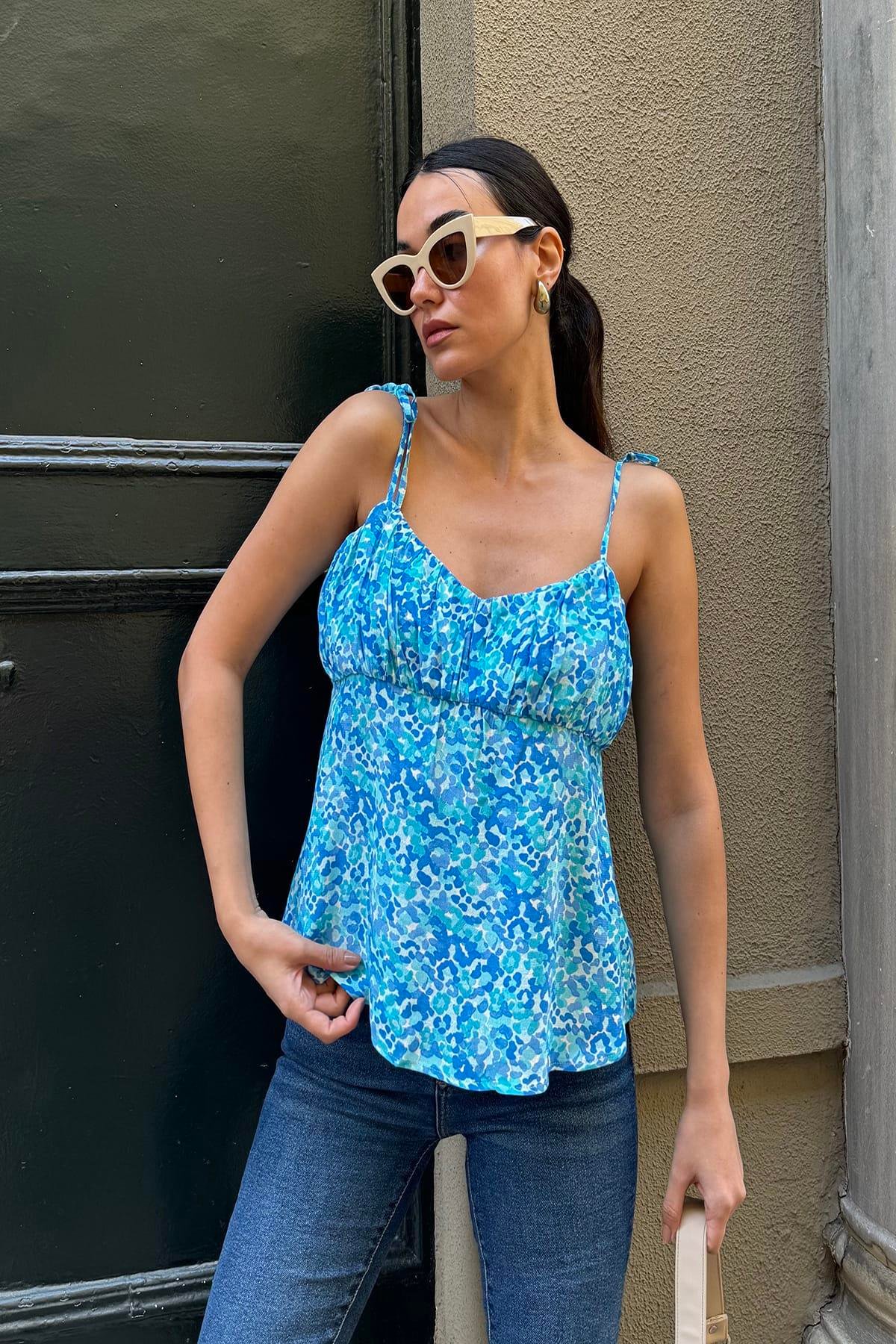 Now Moda Doğal Viskon Askılı Büzgü Detaylı Desenli Mavi Bluz Now Moda Doğal Viskon Askılı Büzgü Detaylı Desenli Mavi Bluz