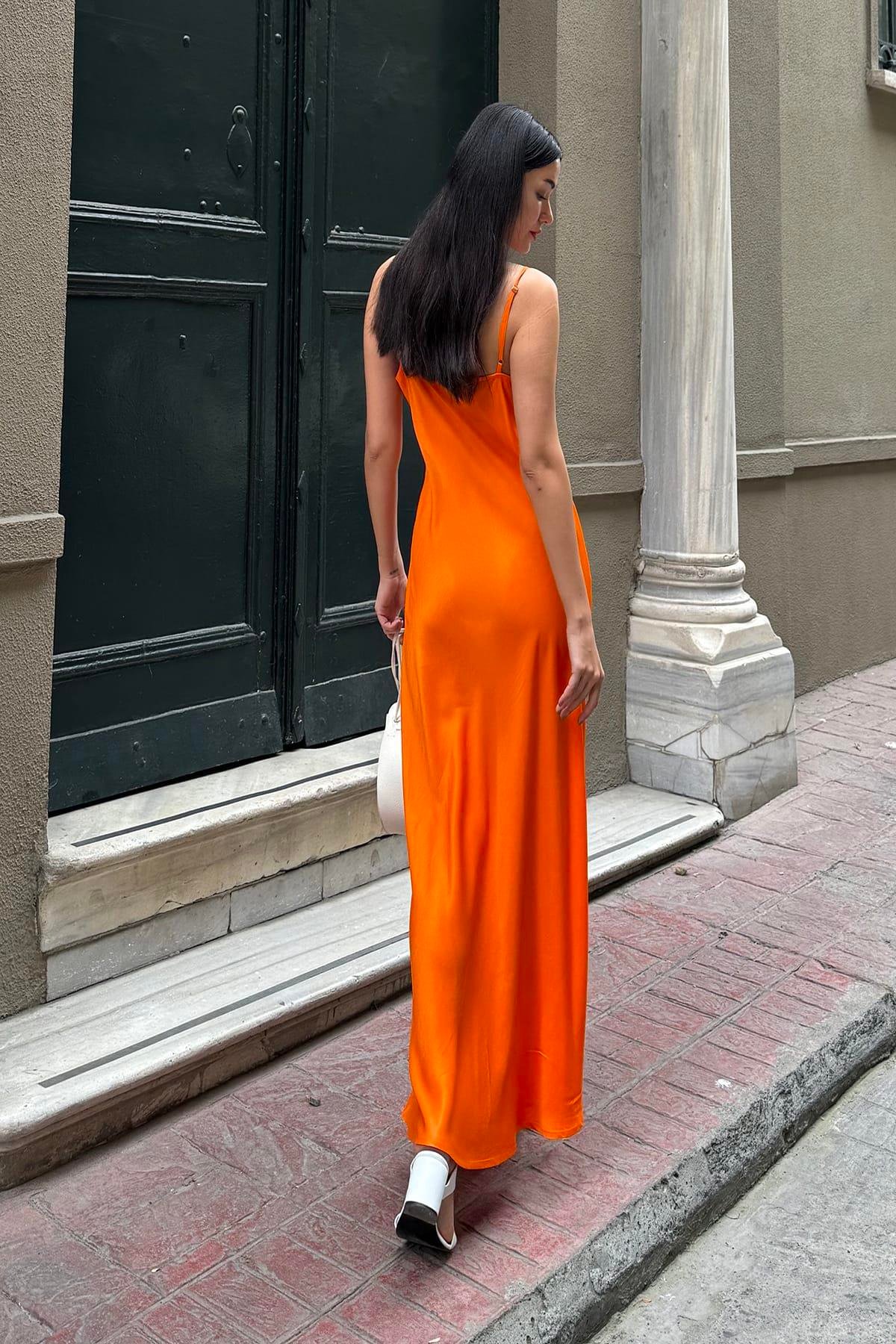 Now Moda Doğal Viskon Askılı Göğüs Büzgülü Uzun Turuncu Elbise Now Moda Doğal Viskon Askılı Göğüs Büzgülü Uzun Turuncu Elbise