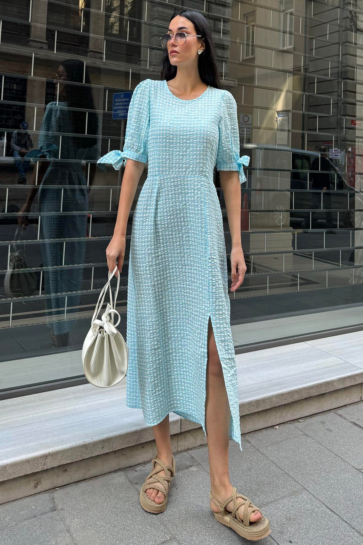 Now Moda Doğal Viskon Gofre Ekoseli Yırtmaçlı Uzun Mavi Elbise Now Moda Doğal Viskon Gofre Ekoseli Yırtmaçlı Uzun Mavi Elbise