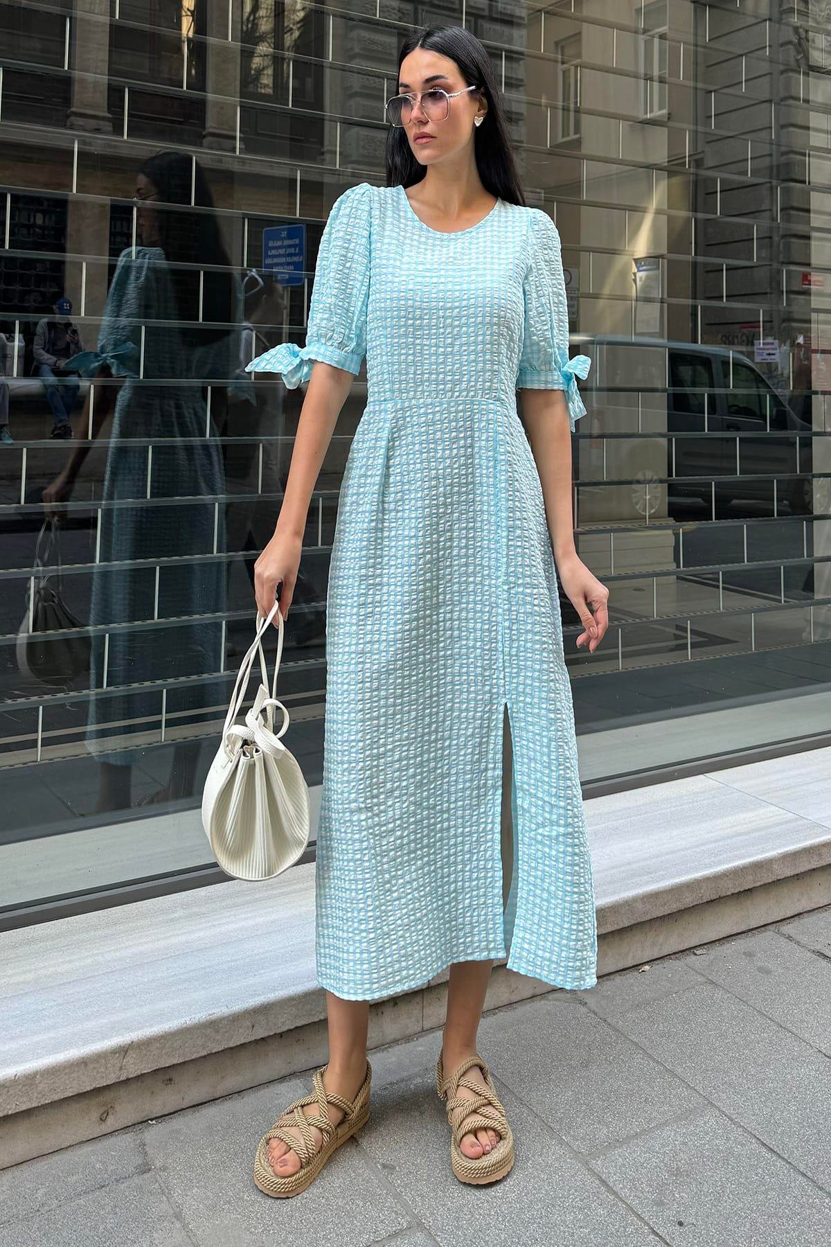 Now Moda Doğal Viskon Gofre Ekoseli Yırtmaçlı Uzun Mavi Elbise Now Moda Doğal Viskon Gofre Ekoseli Yırtmaçlı Uzun Mavi Elbise