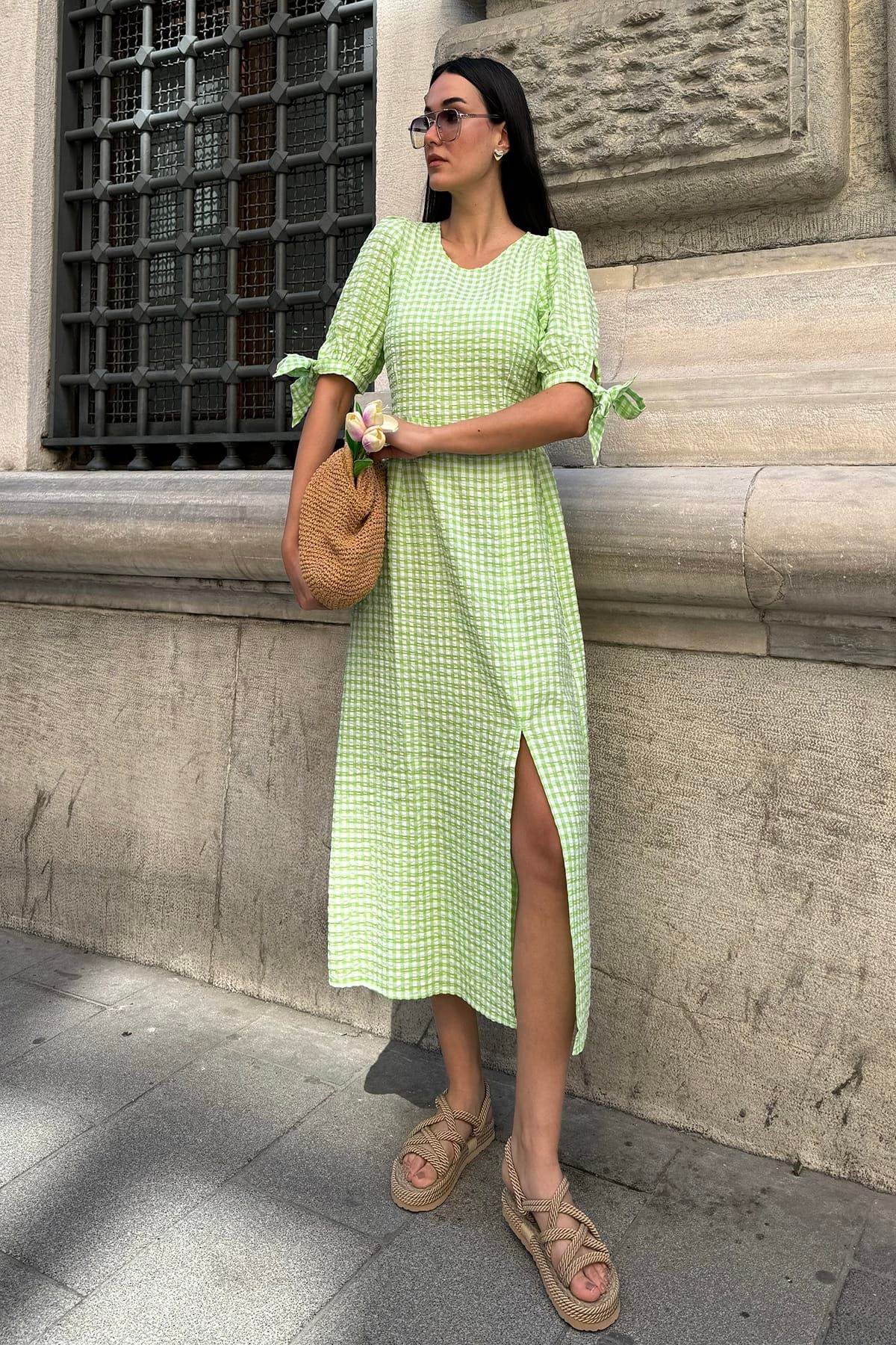 Now Moda Doğal Viskon Gofre Ekoseli Yırtmaçlı Uzun Yeşil Elbise Now Moda Doğal Viskon Gofre Ekoseli Yırtmaçlı Uzun Yeşil Elbise