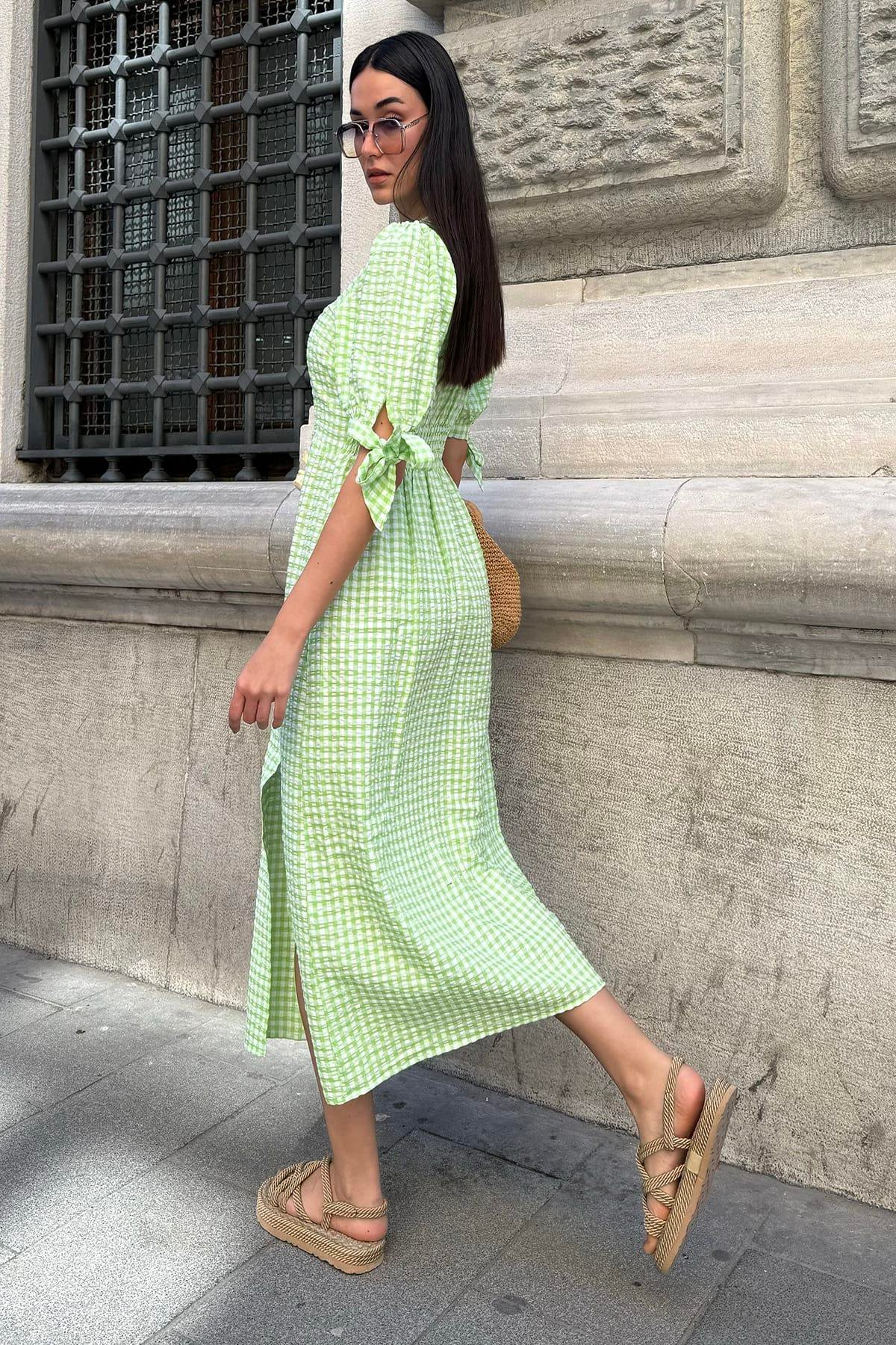 Now Moda Doğal Viskon Gofre Ekoseli Yırtmaçlı Uzun Yeşil Elbise Now Moda Doğal Viskon Gofre Ekoseli Yırtmaçlı Uzun Yeşil Elbise