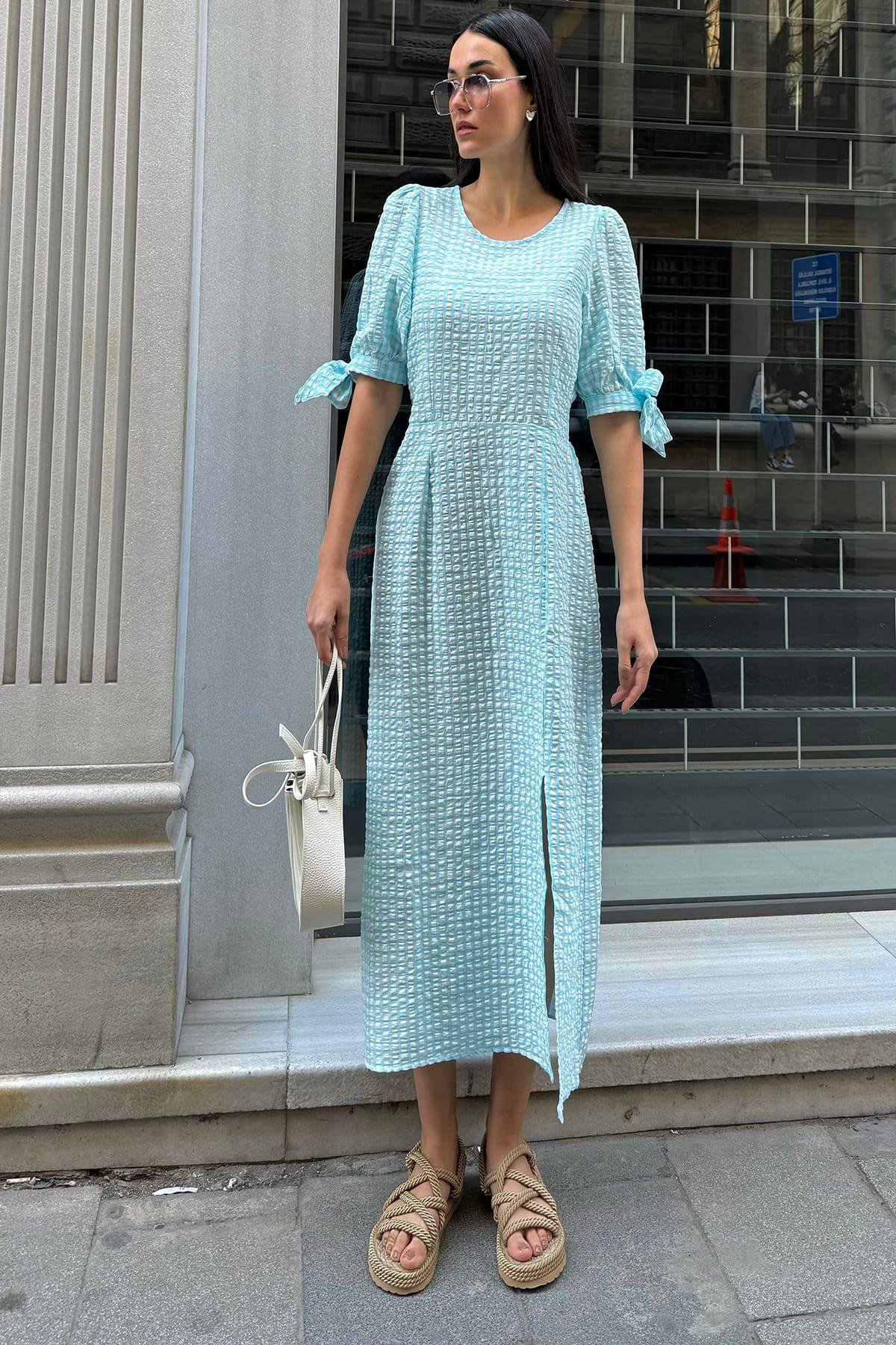 Now Moda Doğal Viskon Gofre Ekoseli Yırtmaçlı Uzun Mavi Elbise Now Moda Doğal Viskon Gofre Ekoseli Yırtmaçlı Uzun Mavi Elbise