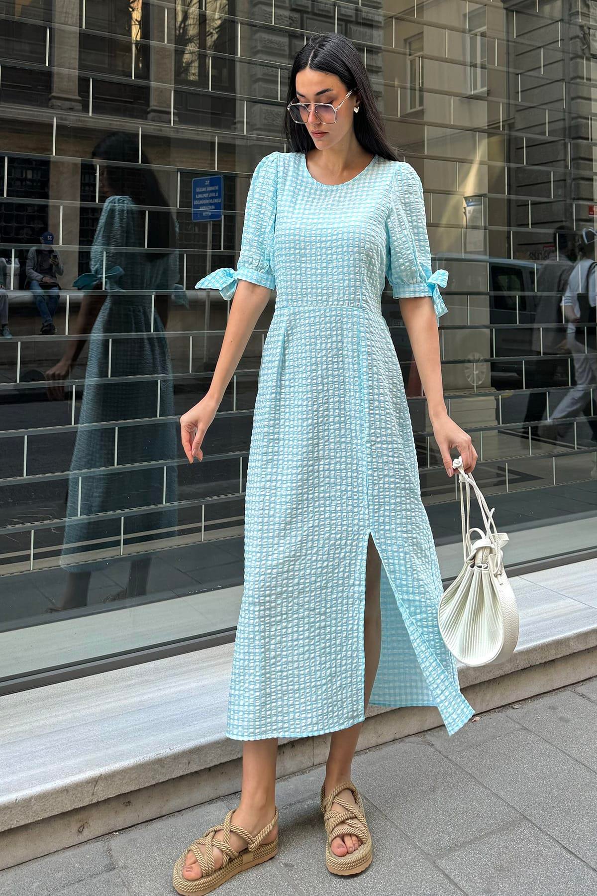 Now Moda Doğal Viskon Gofre Ekoseli Yırtmaçlı Uzun Mavi Elbise Now Moda Doğal Viskon Gofre Ekoseli Yırtmaçlı Uzun Mavi Elbise