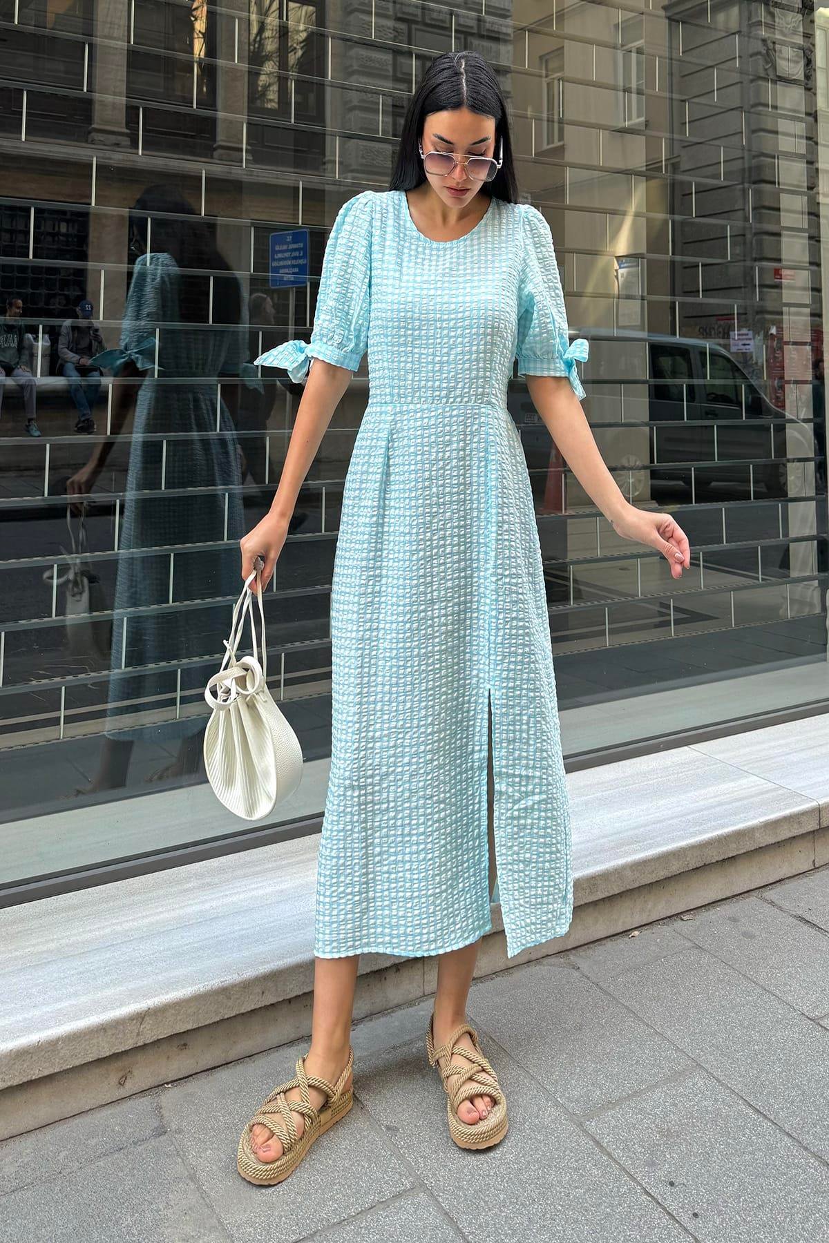 Now Moda Doğal Viskon Gofre Ekoseli Yırtmaçlı Uzun Mavi Elbise Now Moda Doğal Viskon Gofre Ekoseli Yırtmaçlı Uzun Mavi Elbise