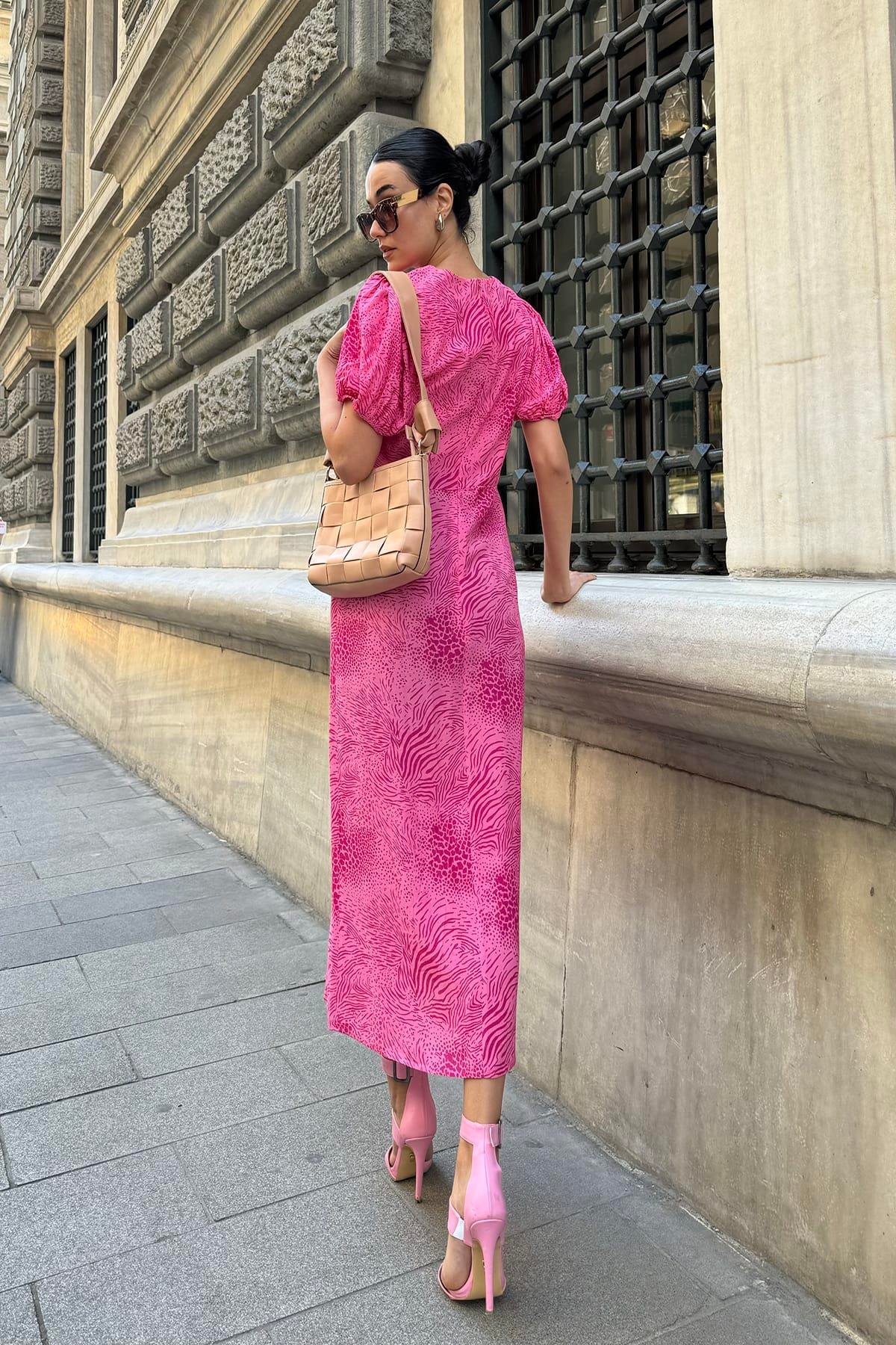 Now Moda Yaka Detaylı Desenli Yırtmaclı Fuşya Elbise Now Moda Yaka Detaylı Desenli Yırtmaclı Fuşya Elbise