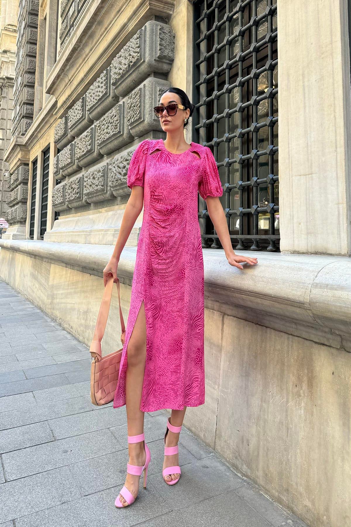 Now Moda Yaka Detaylı Desenli Yırtmaclı Fuşya Elbise Now Moda Yaka Detaylı Desenli Yırtmaclı Fuşya Elbise