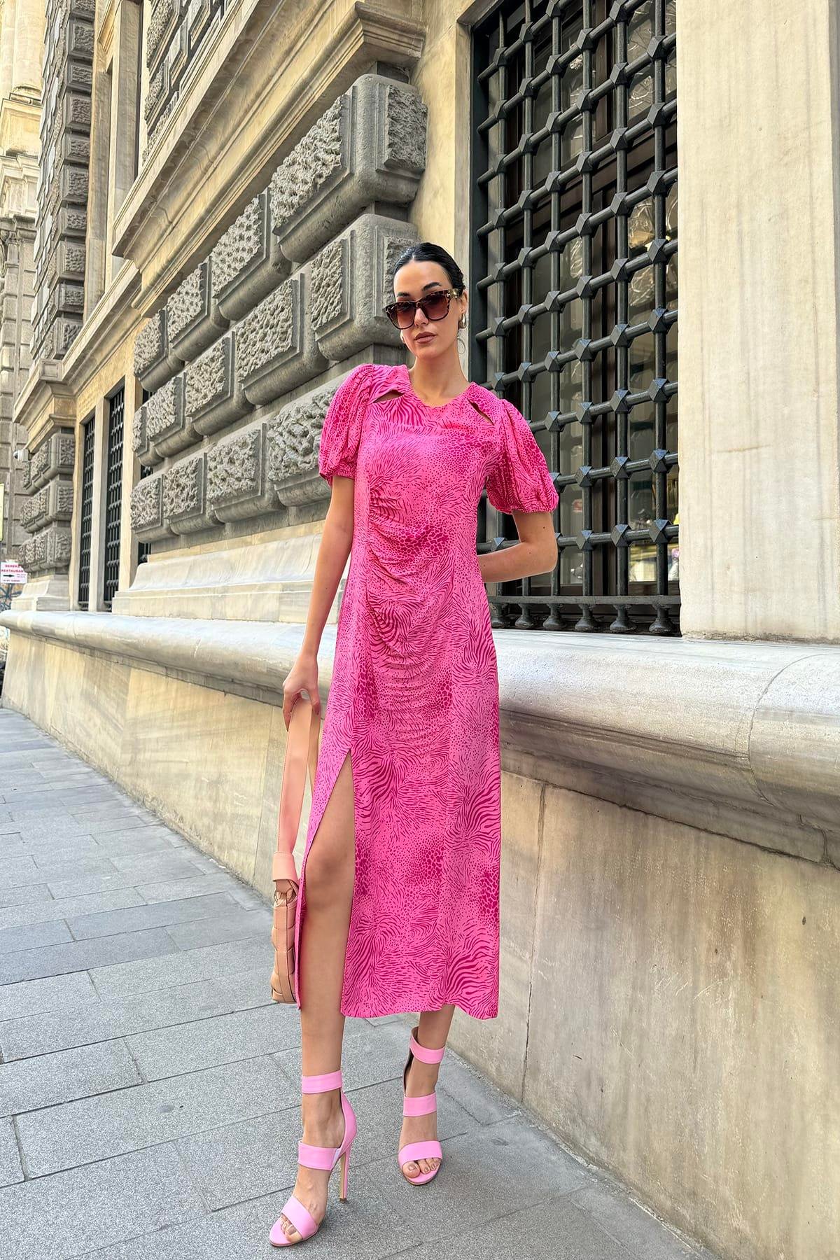 Now Moda Yaka Detaylı Desenli Yırtmaclı Fuşya Elbise Now Moda Yaka Detaylı Desenli Yırtmaclı Fuşya Elbise