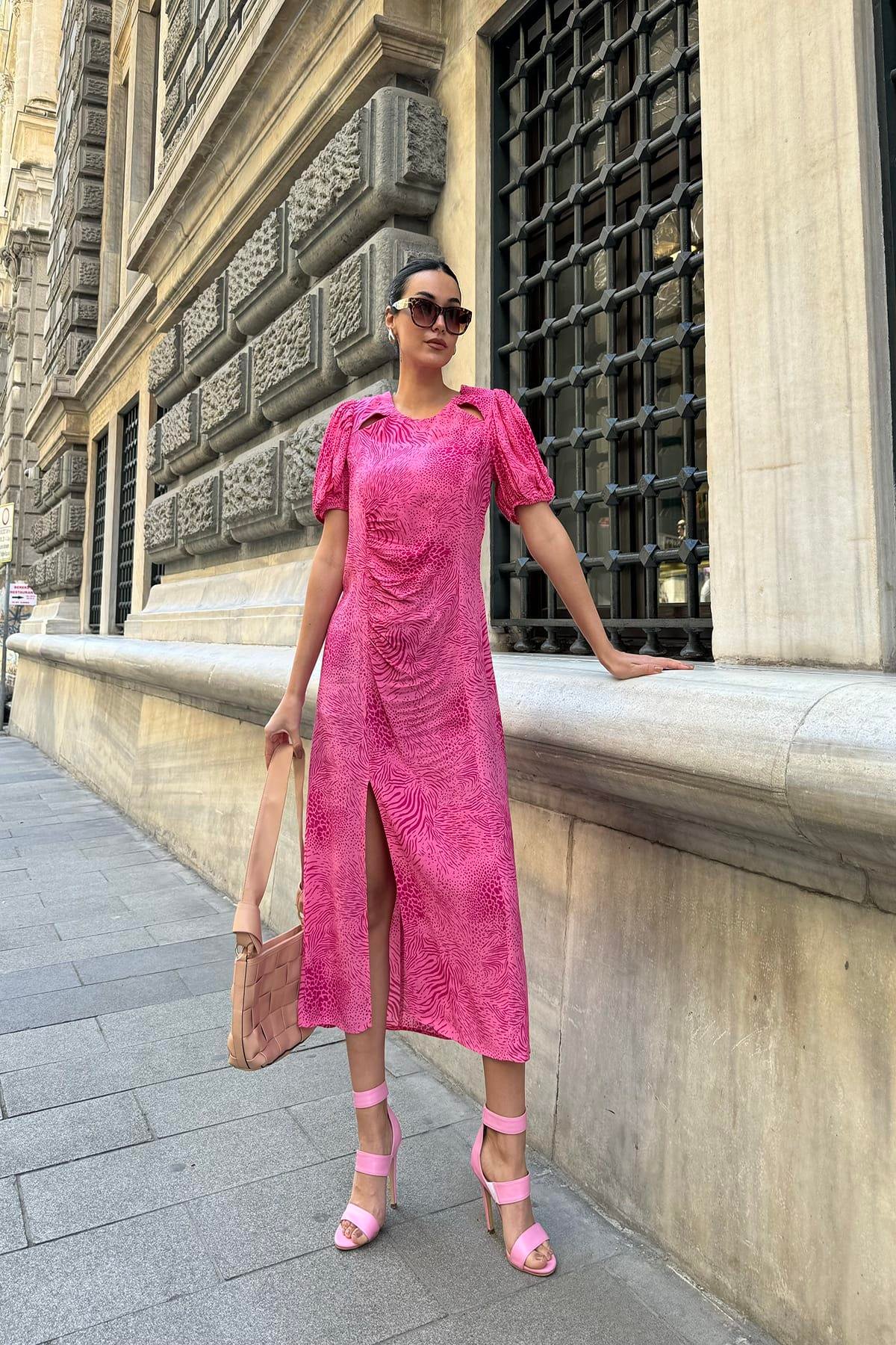 Now Moda Yaka Detaylı Desenli Yırtmaclı Fuşya Elbise Now Moda Yaka Detaylı Desenli Yırtmaclı Fuşya Elbise