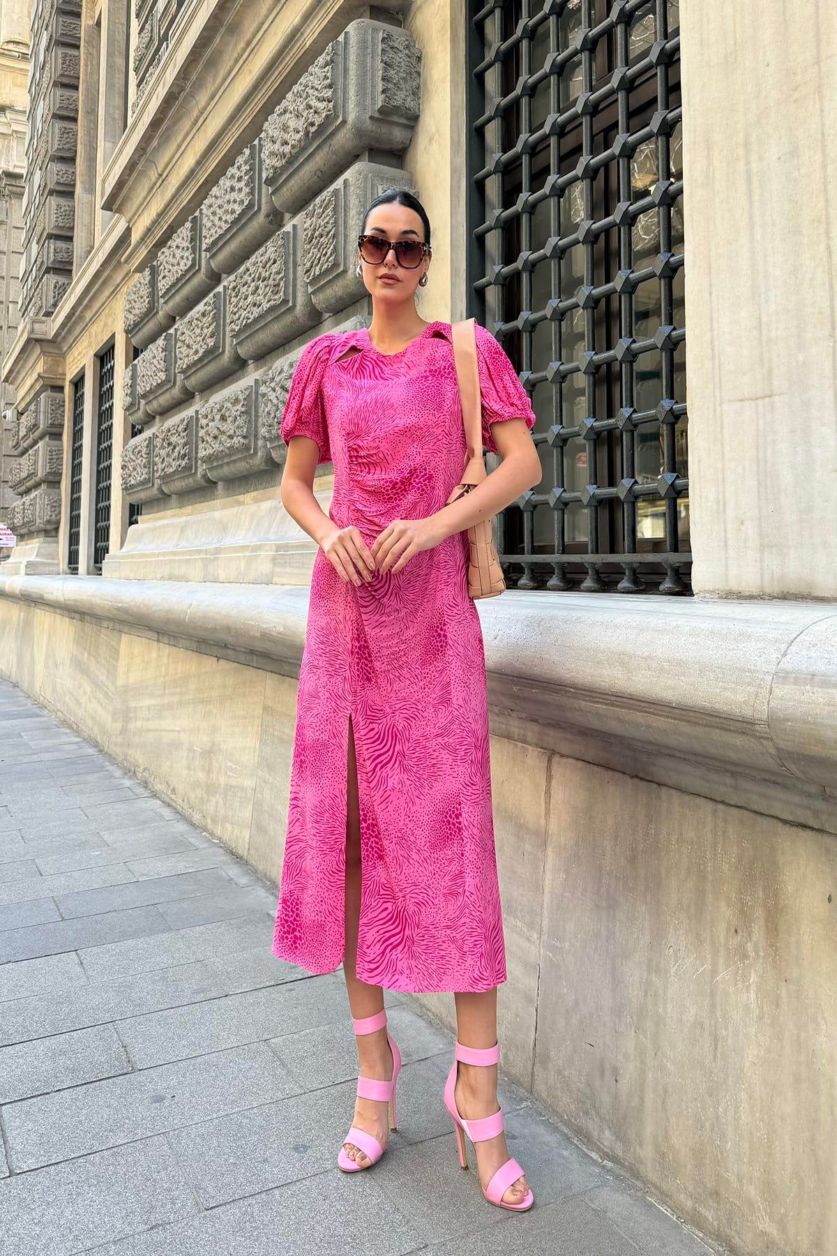 Now Moda Yaka Detaylı Desenli Yırtmaclı Fuşya Elbise Now Moda Yaka Detaylı Desenli Yırtmaclı Fuşya Elbise