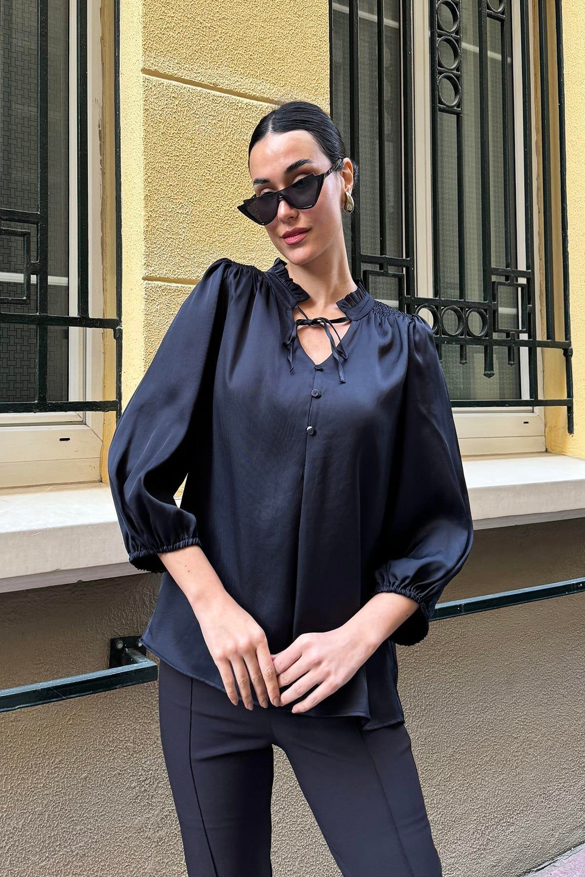 Now Moda Yaka Fırfır Detaylı Saten Siyah Gömlek Now Moda Yaka Fırfır Detaylı Saten Siyah Gömlek