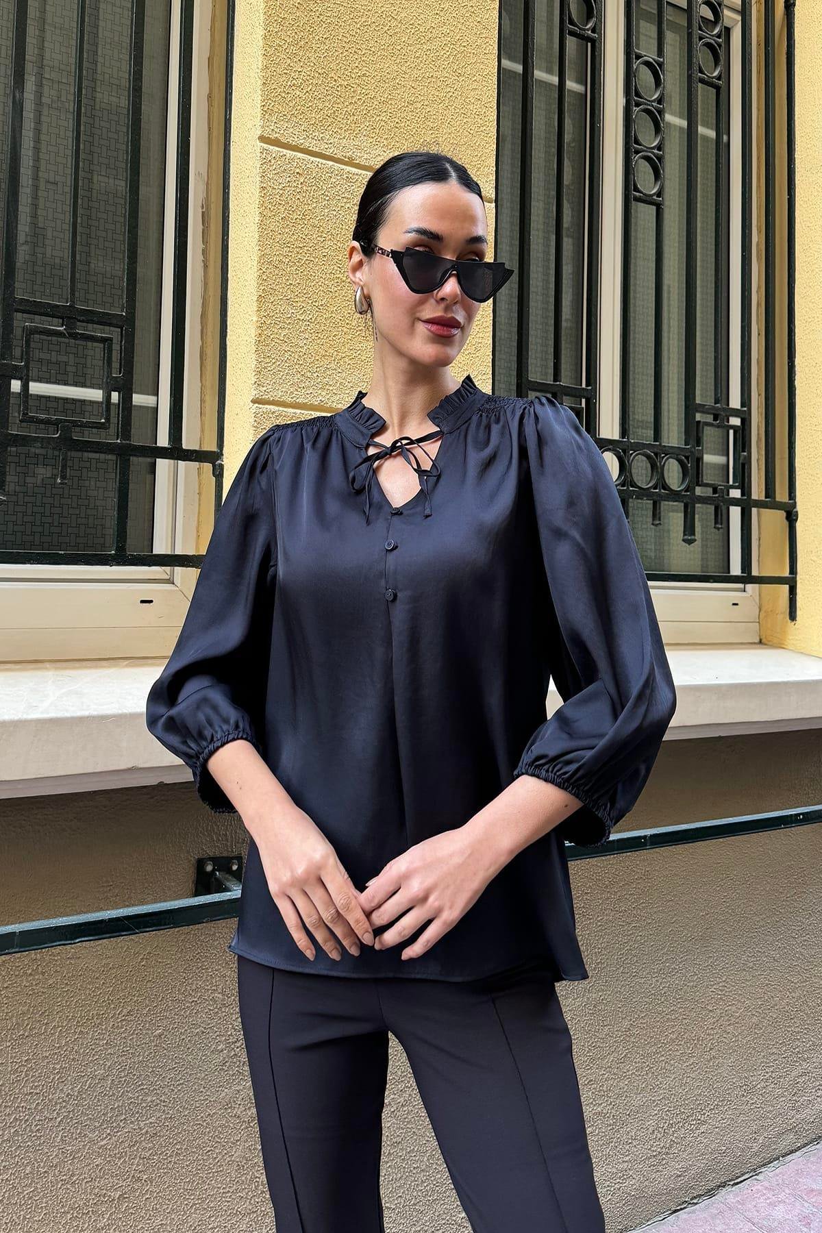 Now Moda Yaka Fırfır Detaylı Saten Siyah Gömlek Now Moda Yaka Fırfır Detaylı Saten Siyah Gömlek