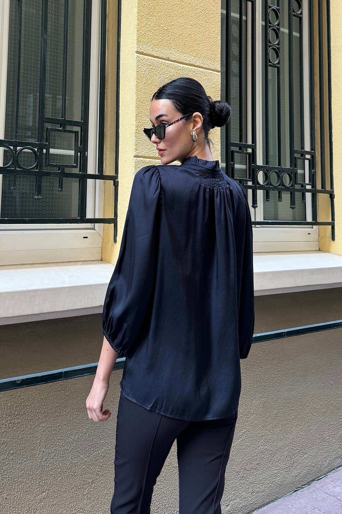 Now Moda Yaka Fırfır Detaylı Saten Siyah Gömlek Now Moda Yaka Fırfır Detaylı Saten Siyah Gömlek