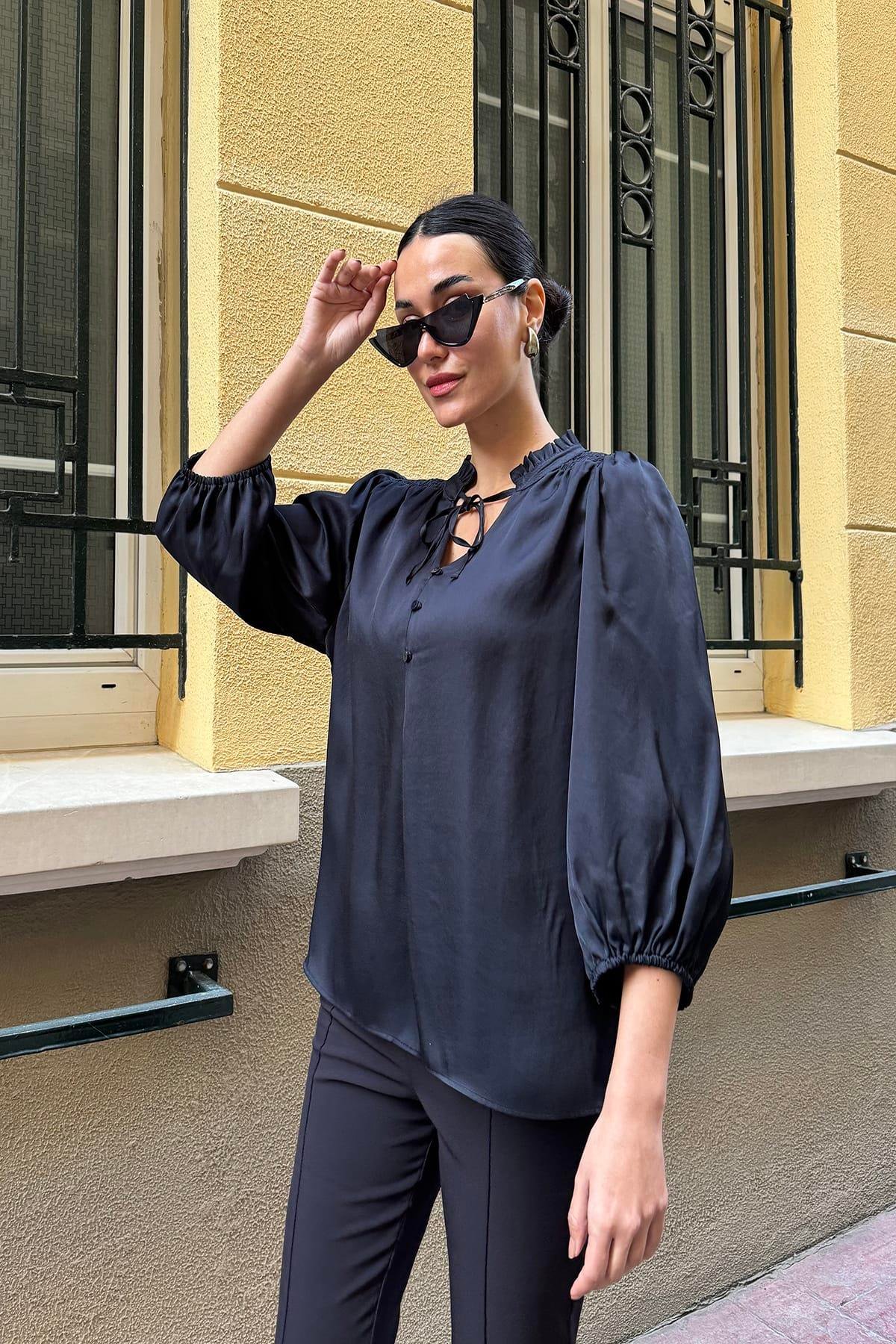 Now Moda Yaka Fırfır Detaylı Saten Siyah Gömlek Now Moda Yaka Fırfır Detaylı Saten Siyah Gömlek