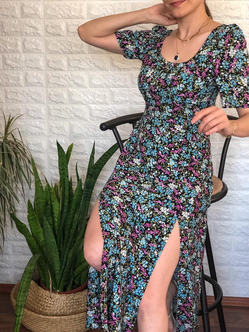 Çiçekli Yırtmaçlı Elbise