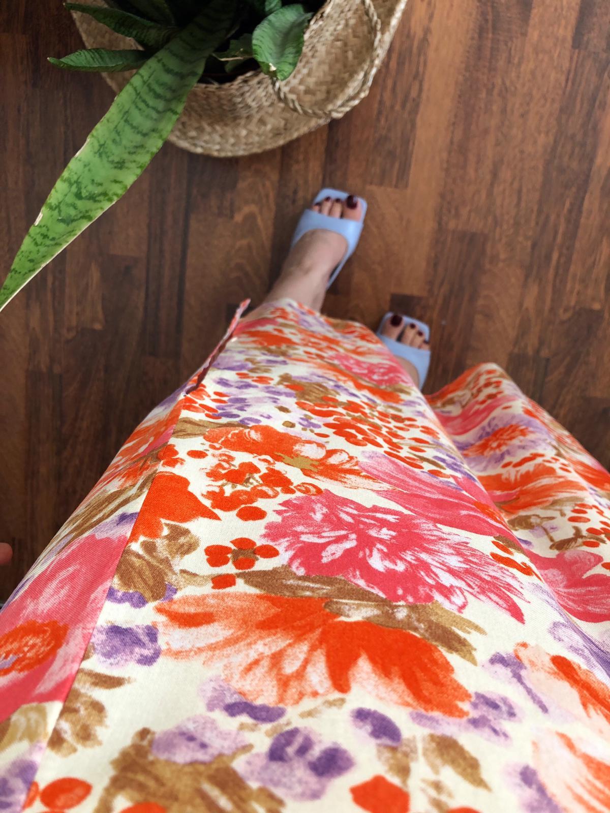 Kalın askılı viskon çiçekli elbise