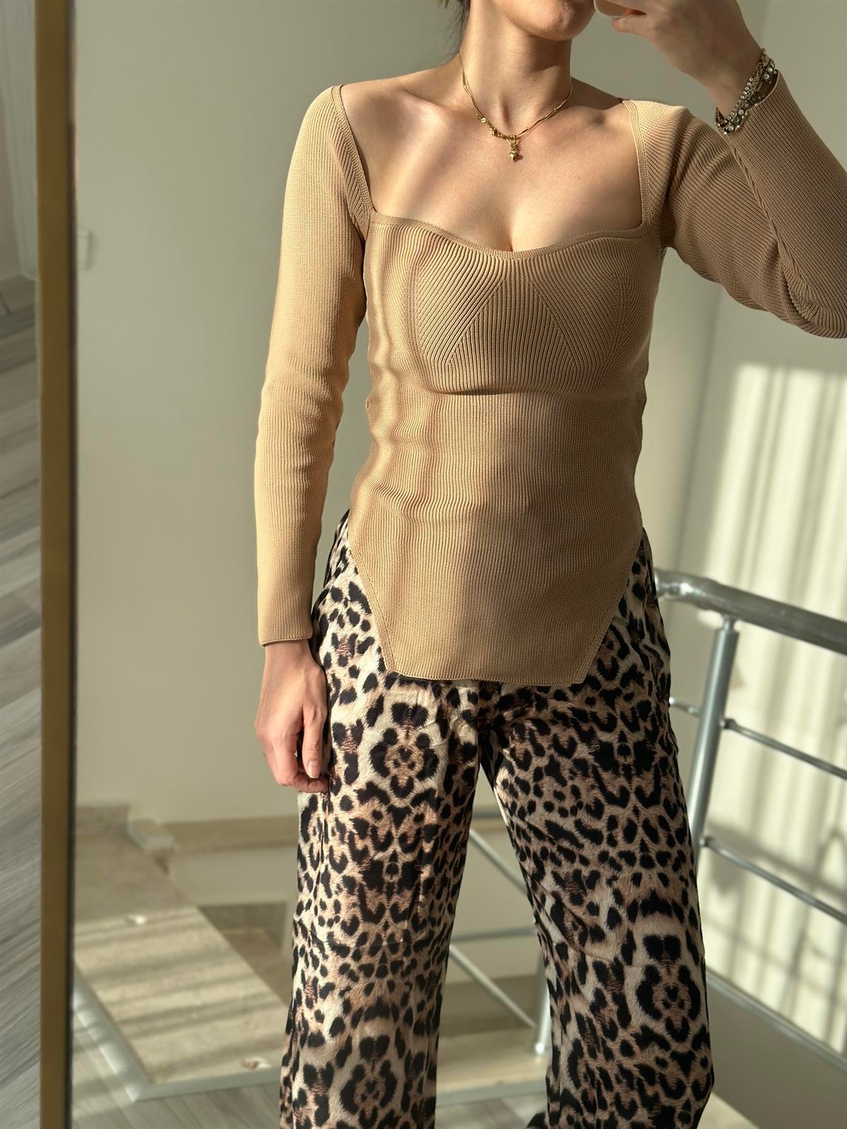 Kalp Yaka Ten Renk Triko