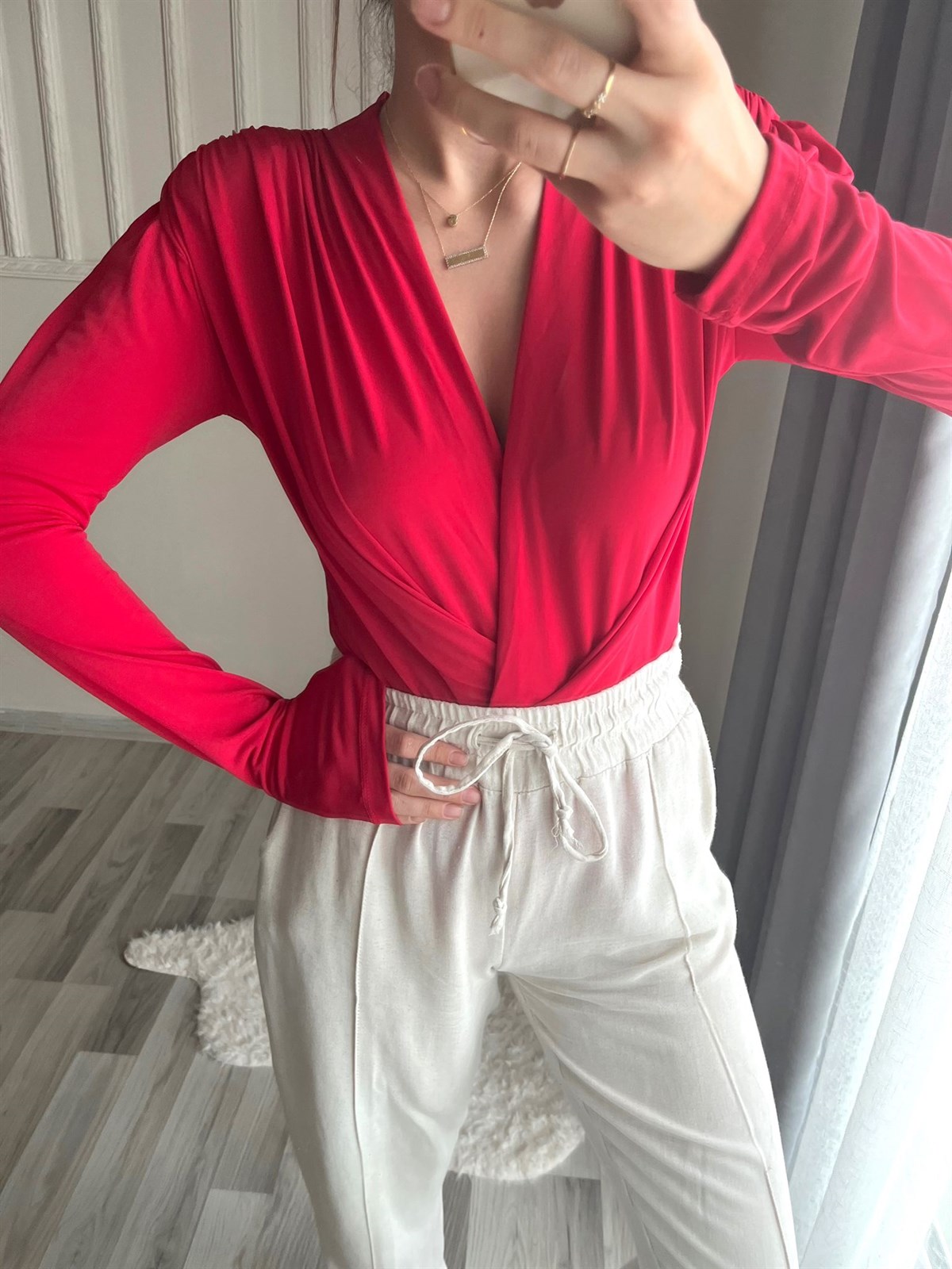 Kırmızı kruvaze bodysuit