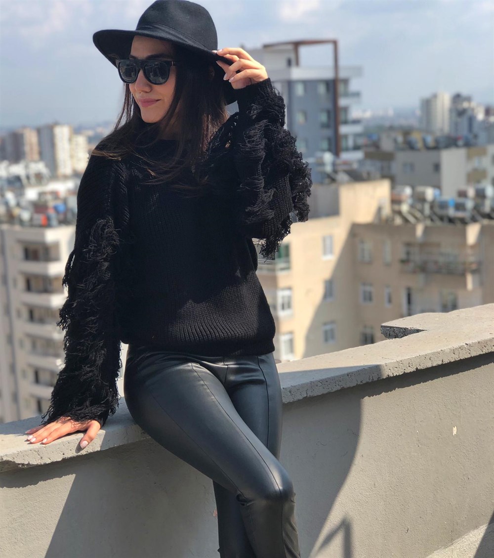 Kolları Püsküllü Triko