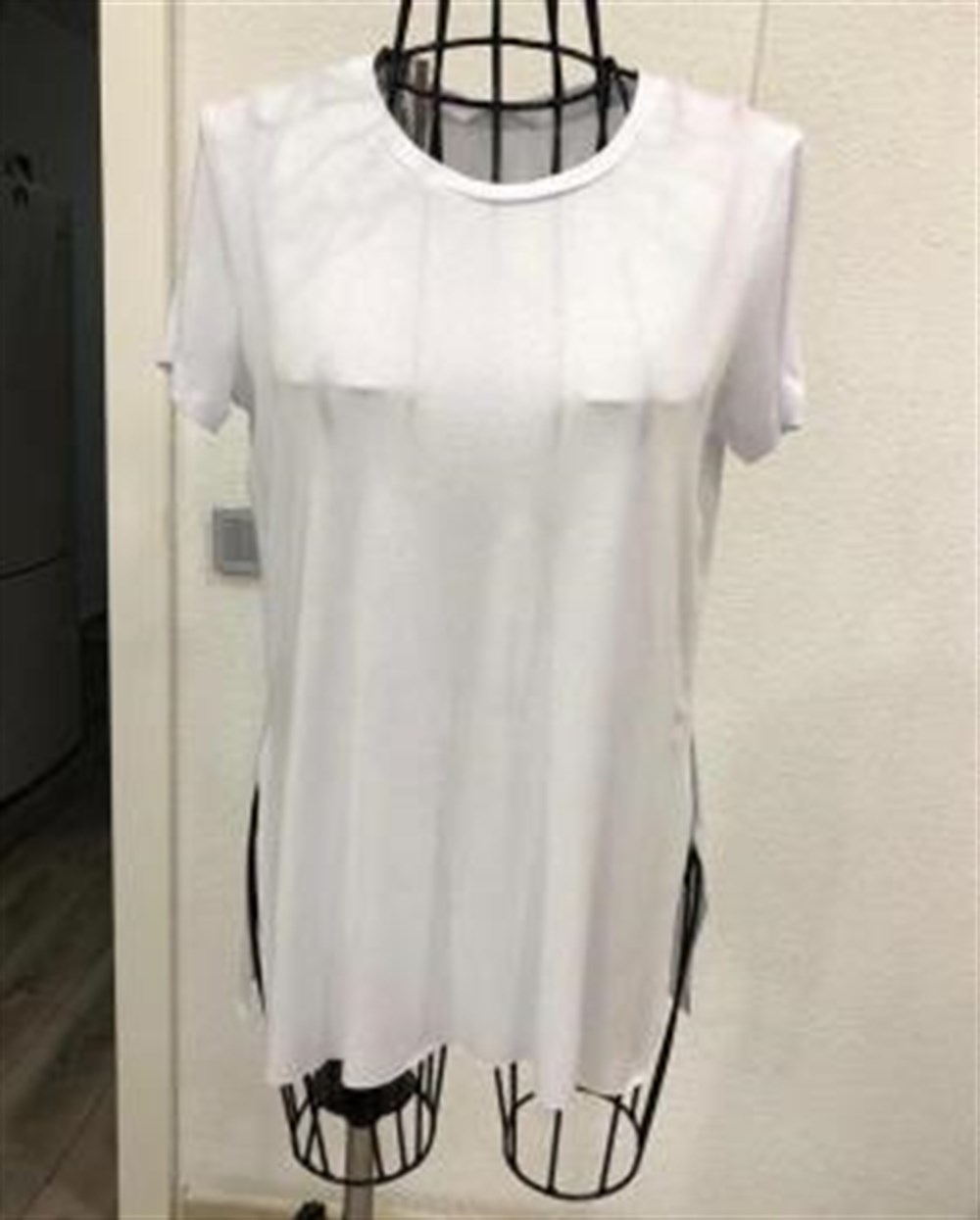 Yandan yırtmaçlı basic beyaz t-shirt