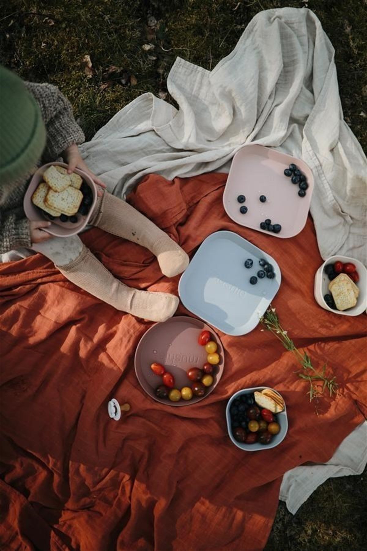 Mushie Dinner Plate Round Woodchuck - Mushie Tabak Koyu Kahverengi Rengi