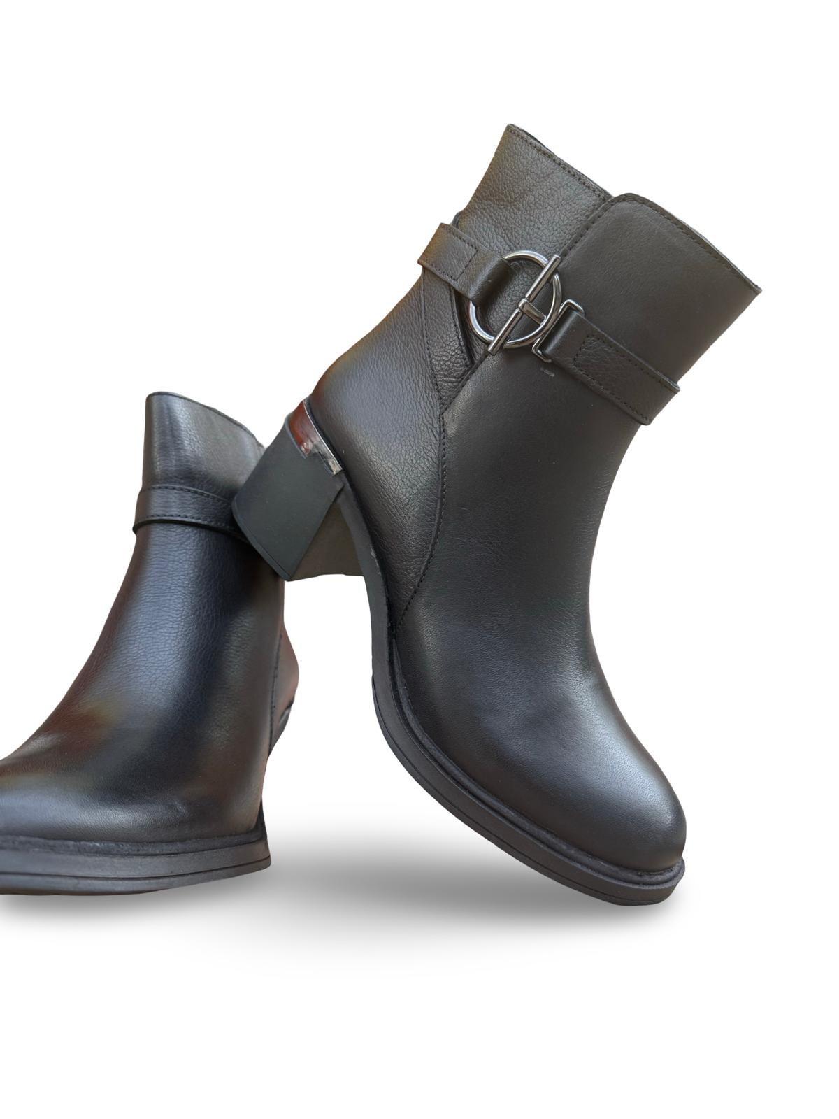 Yalınayak C20638-1 Hakiki Deri Topuklu Kadın Bot Siyah