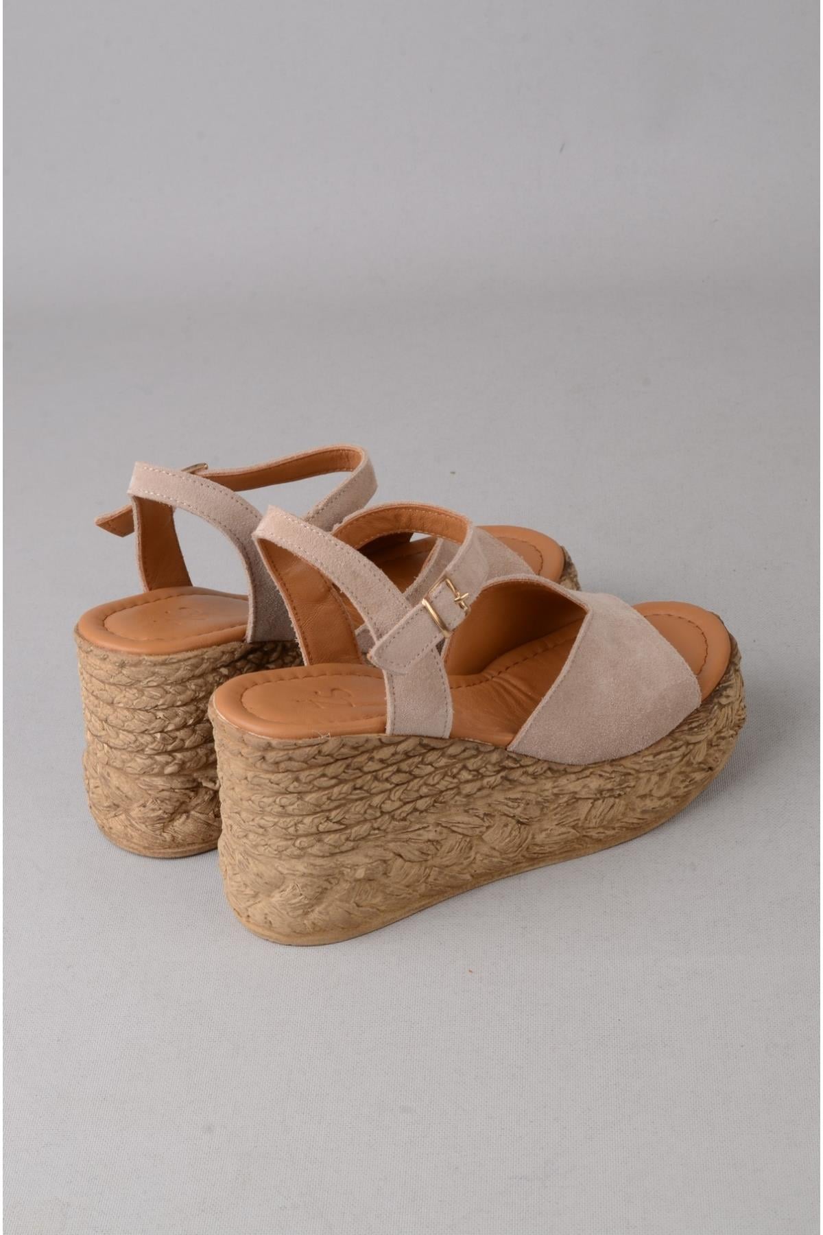 SEÇ 4036 HAKİKİ DERİ DOLGU TOPUK SANDALET (Topuk Boyu:9 cm, Platform: 3 cm) VİZON SÜET