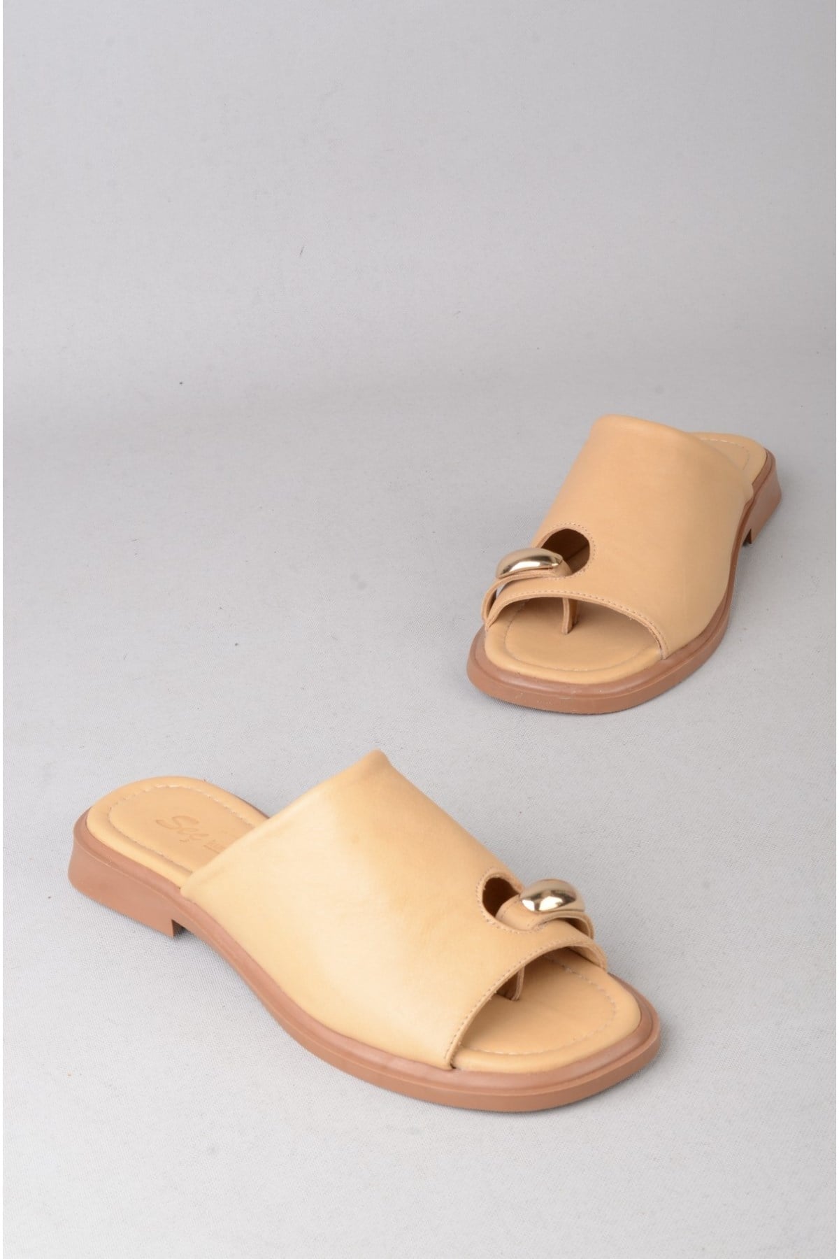 SEÇ 4099 HAKİKİ DERİ KADIN PARMAK ARASI TERLİK (Topuk Boyu:2cm) KARAMEL