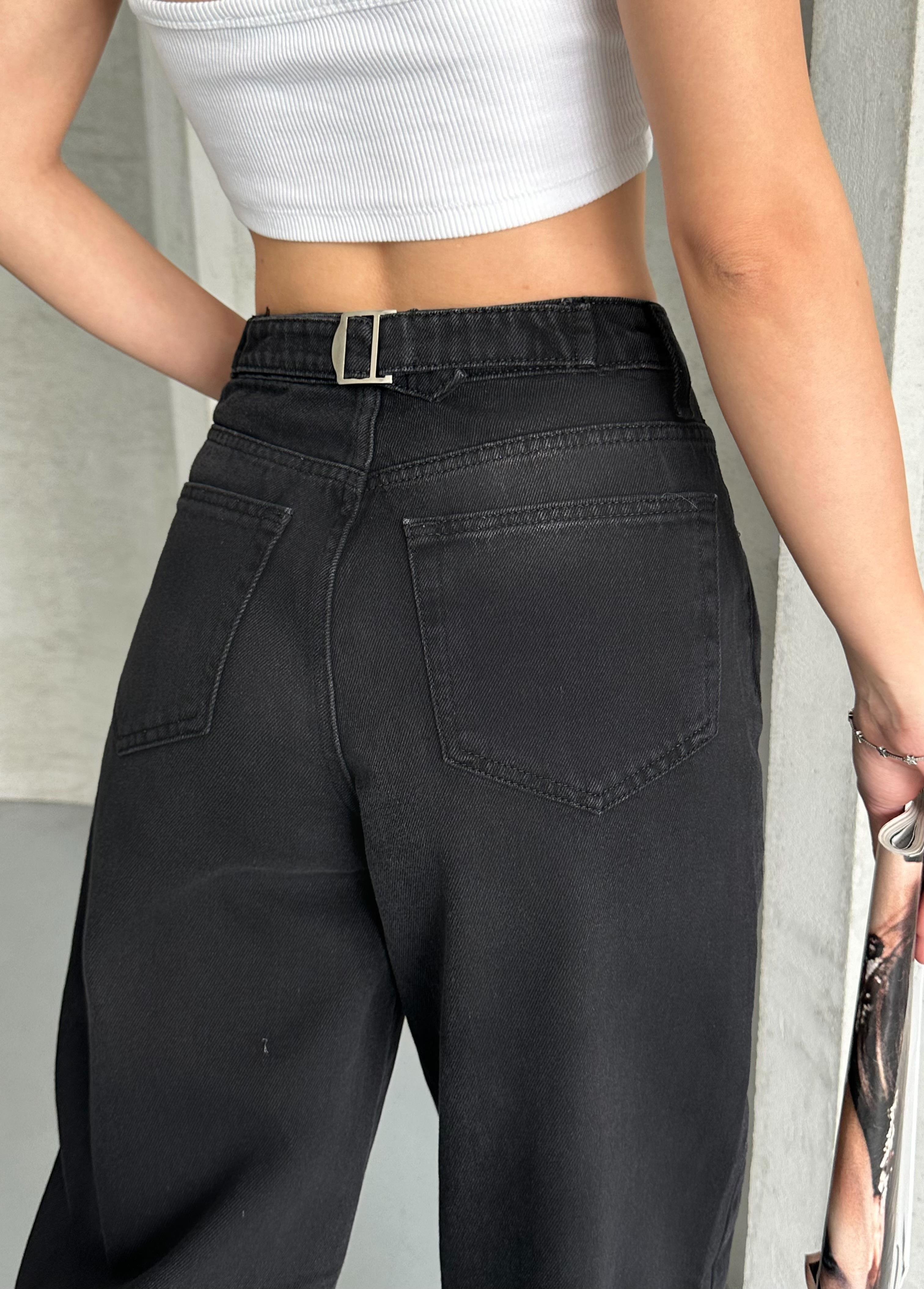 Arkadan Bitlişik Kemerli Siyah Jean