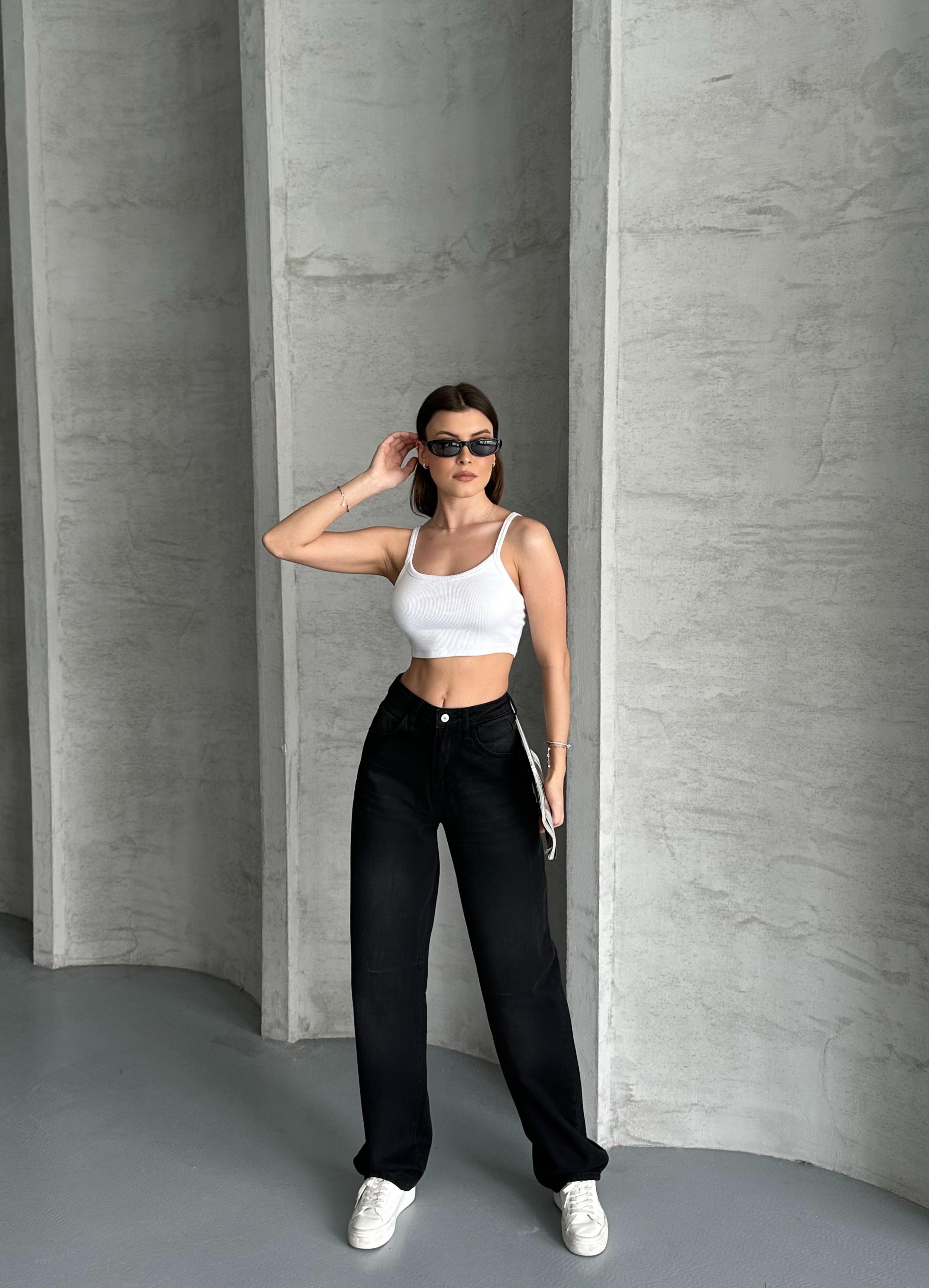 Arkadan Bitlişik Kemerli Siyah Jean