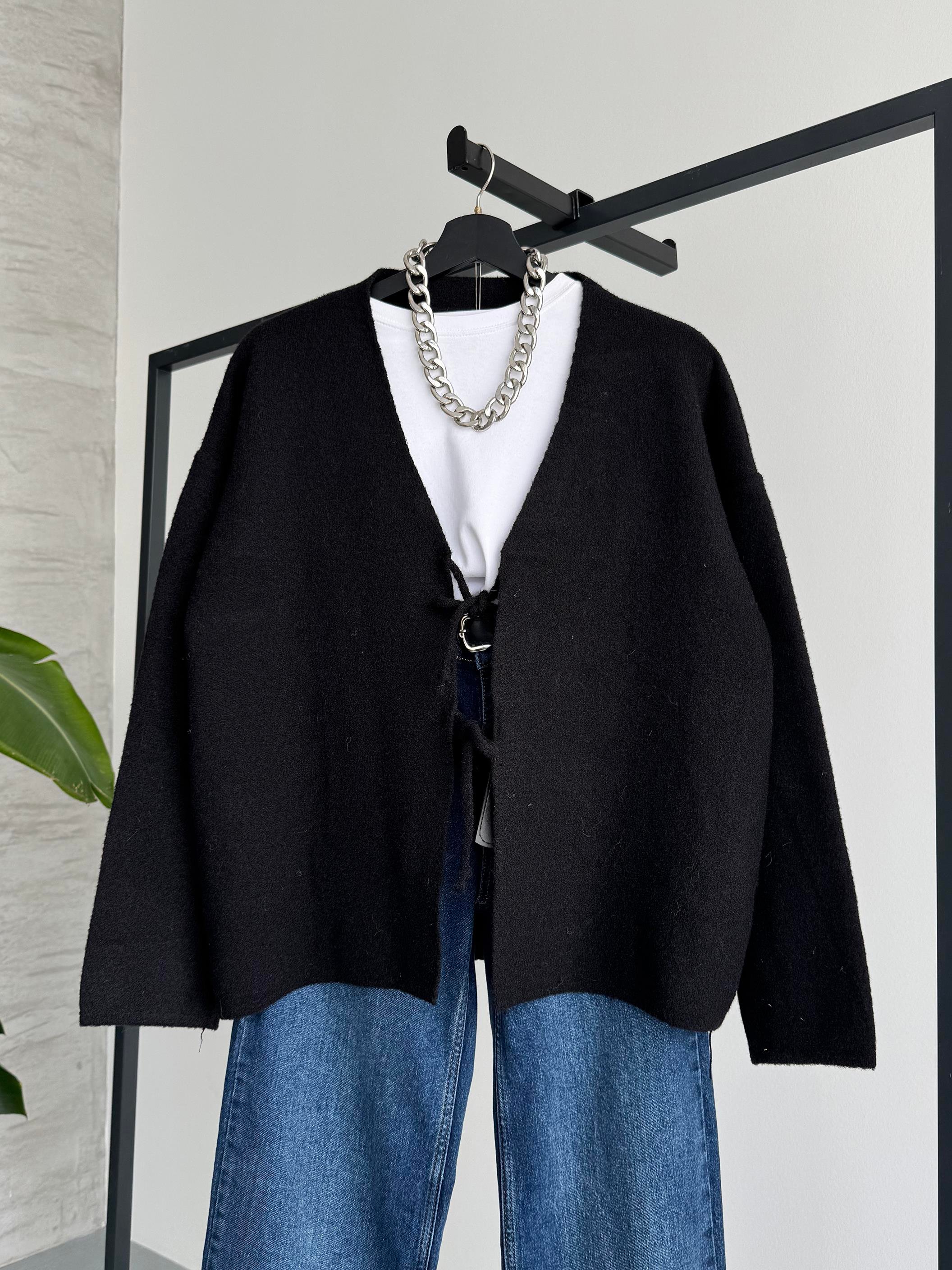 Bağlamalı Siyah Hırka