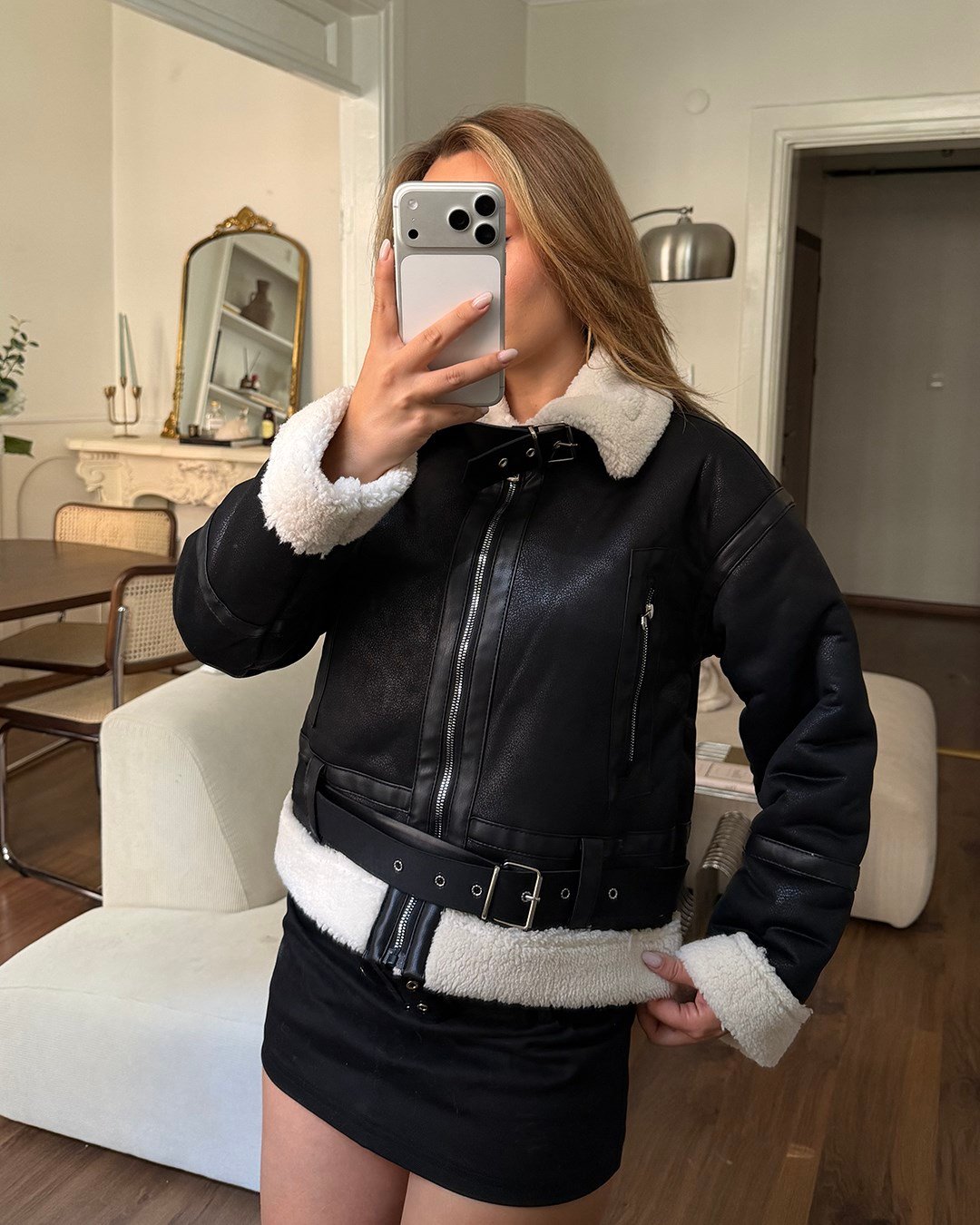 Bej Peluşlu Kemerli Peluş Astarlı Crop Siyah Ceket