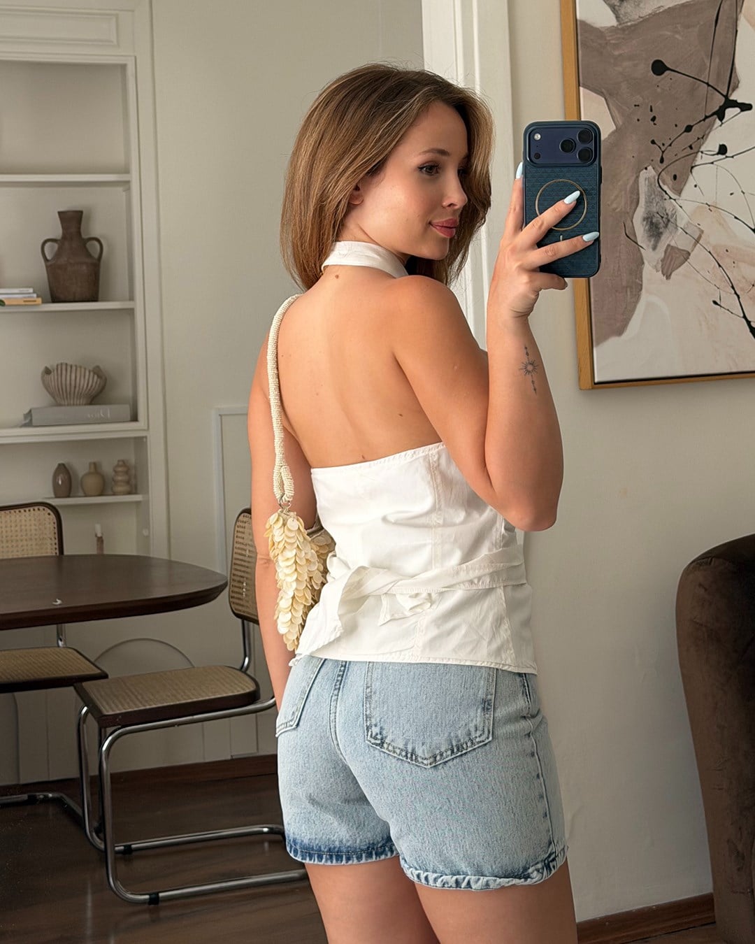 Beyaz Düğme Detaylı Halter Bluz