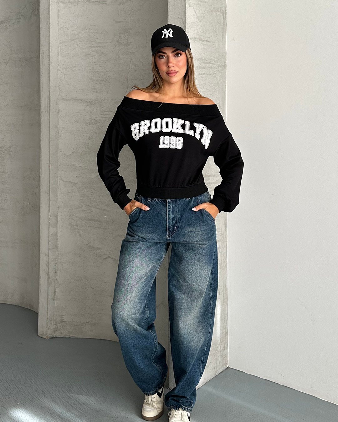 Brooklyn 1998 Baskılı Kayık Yaka Siyah Bluz