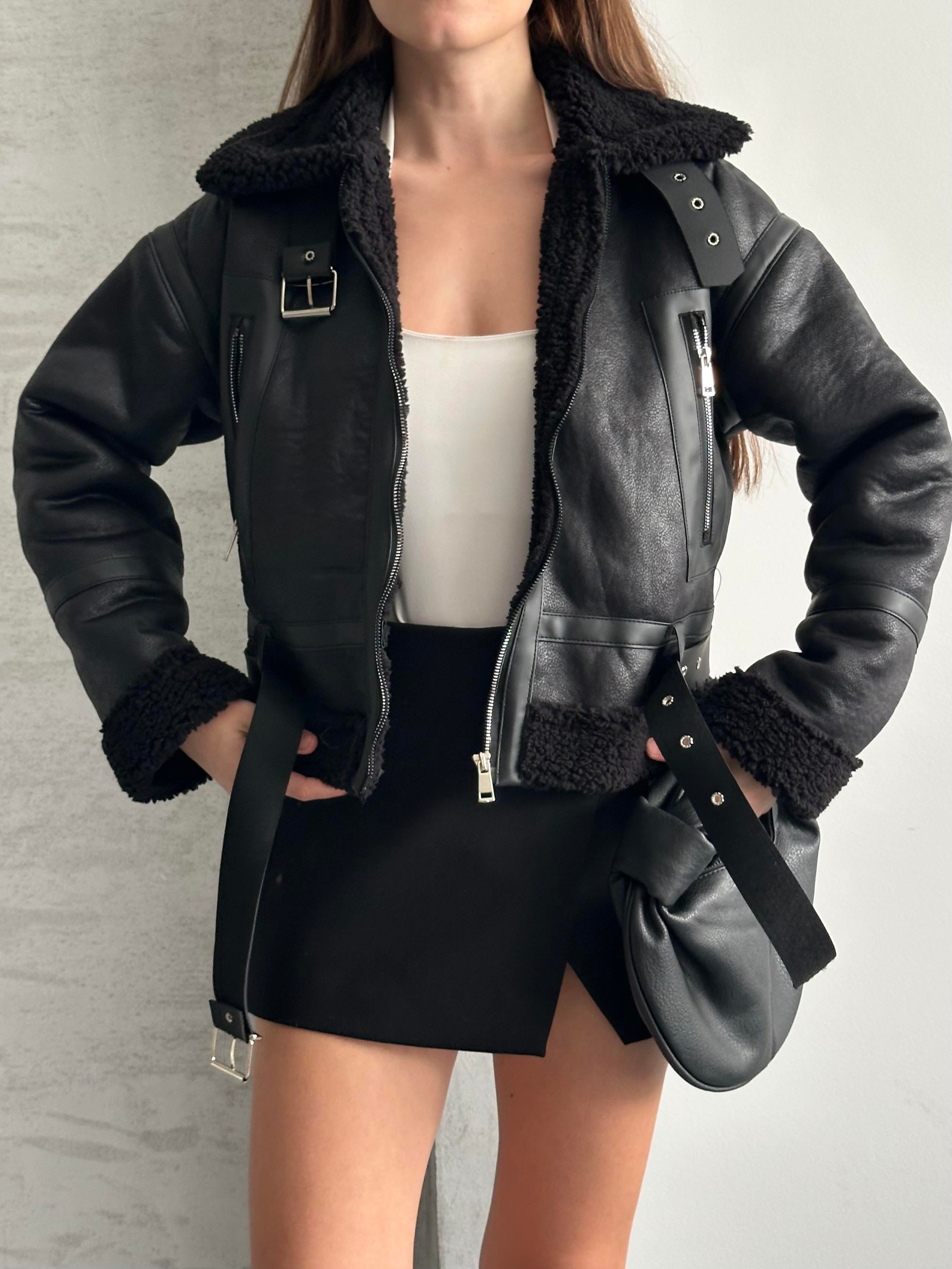 Crop Siyah Peluş Yaka Siyah Deri Ceket