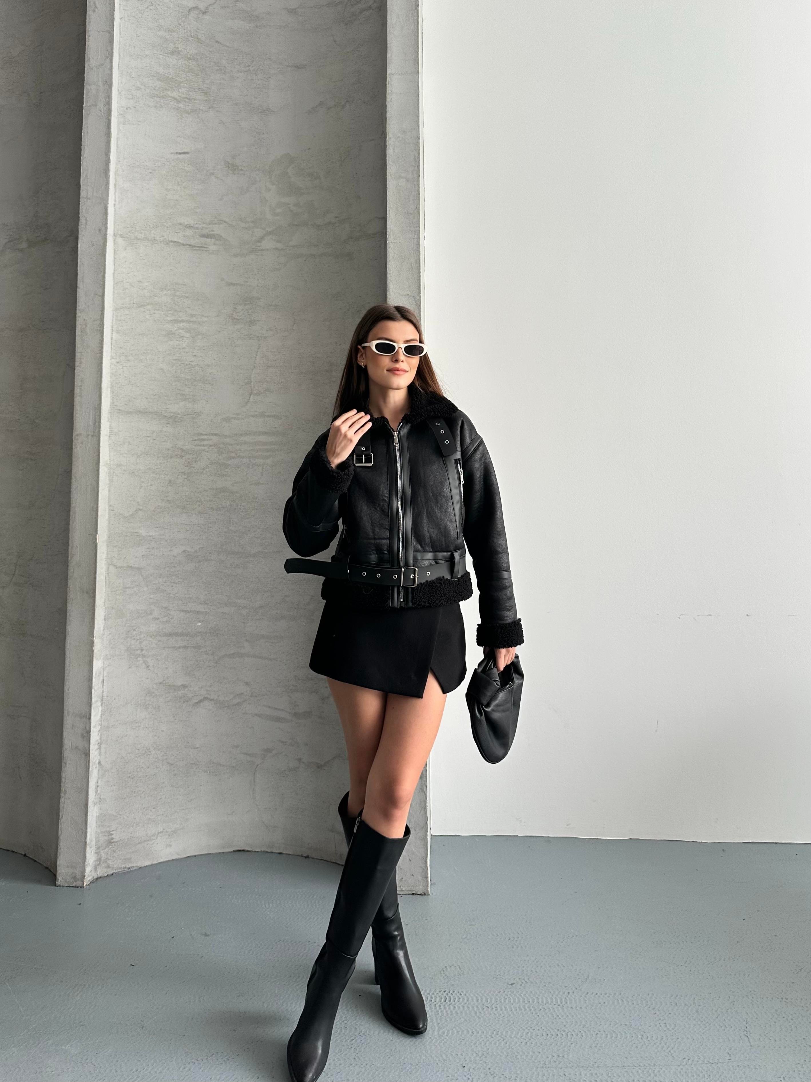 Crop Siyah Peluş Yaka Siyah Deri Ceket