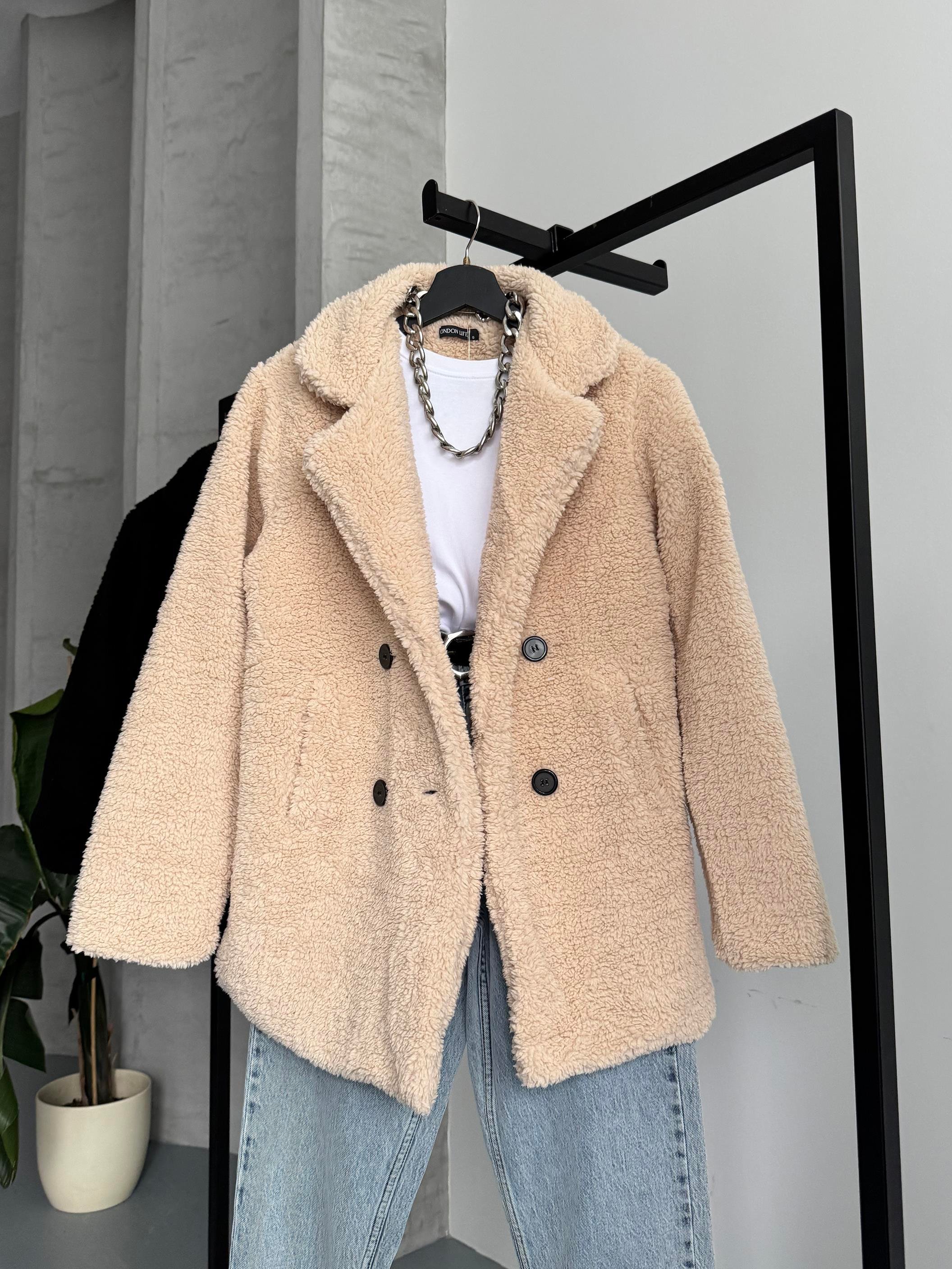 Dört Düğme Bej Peluş Kaban