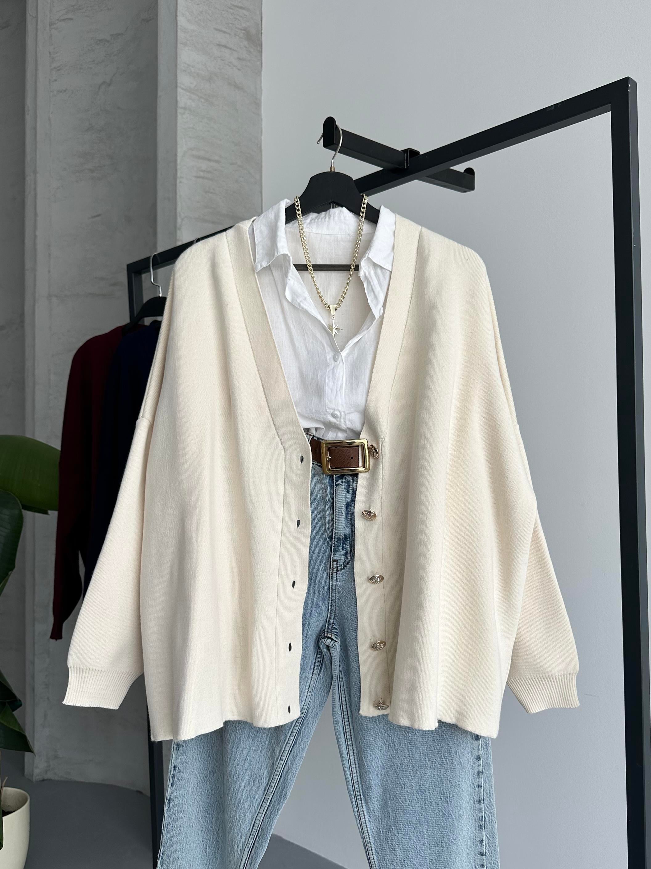 Gold Düğmeli Ekru Hırka