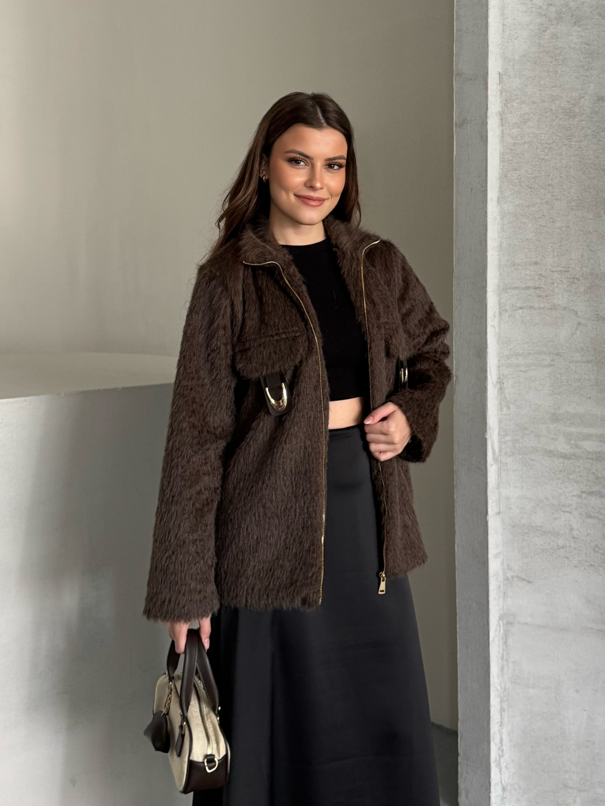 Gold Tokalı Cepli Tüylü Kahverengi Ceket