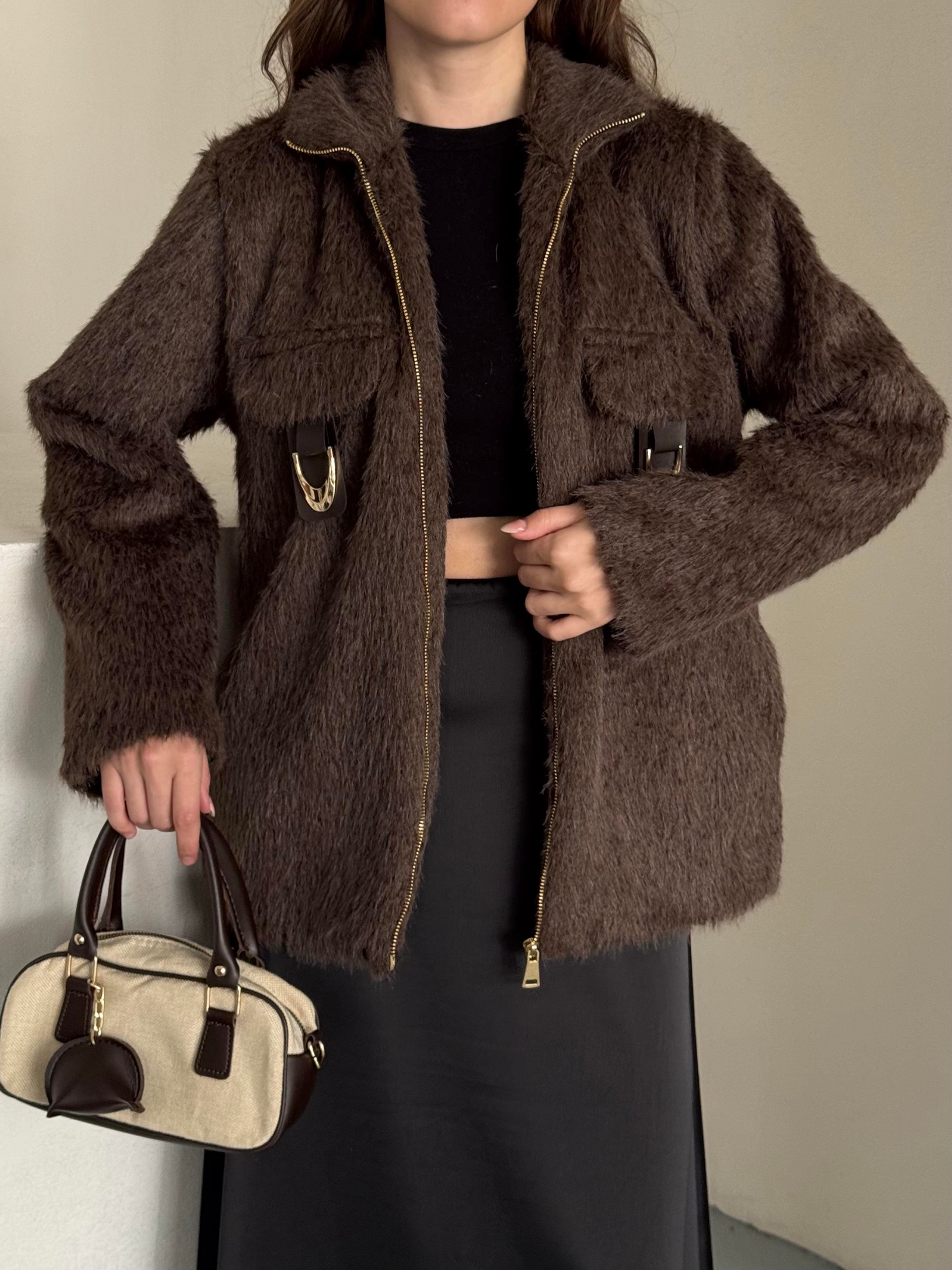 Gold Tokalı Cepli Tüylü Kahverengi Ceket