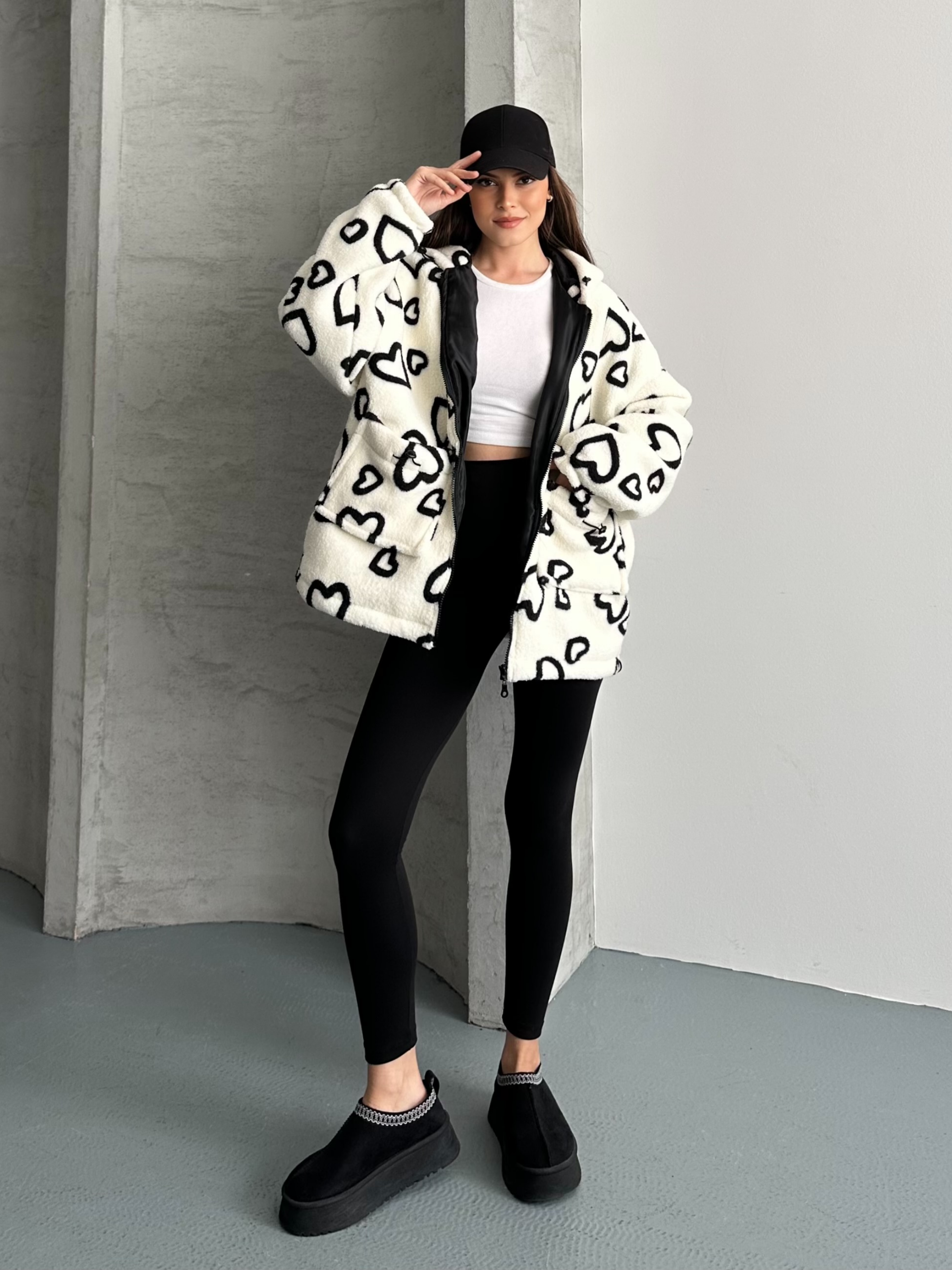 Heart Oversize Kapüşonlu Beyaz Peluş Mont