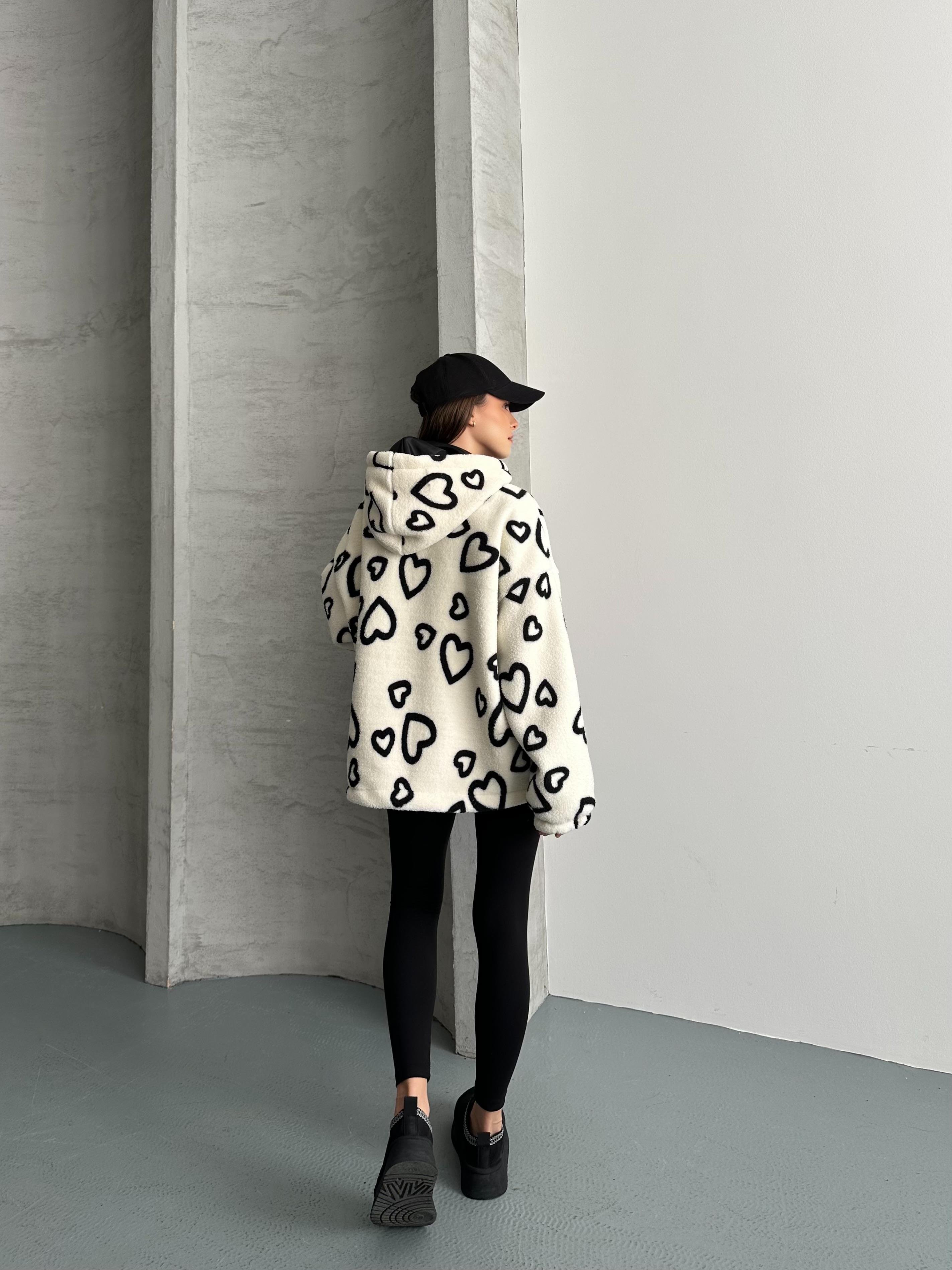 Heart Oversize Kapüşonlu Beyaz Peluş Mont