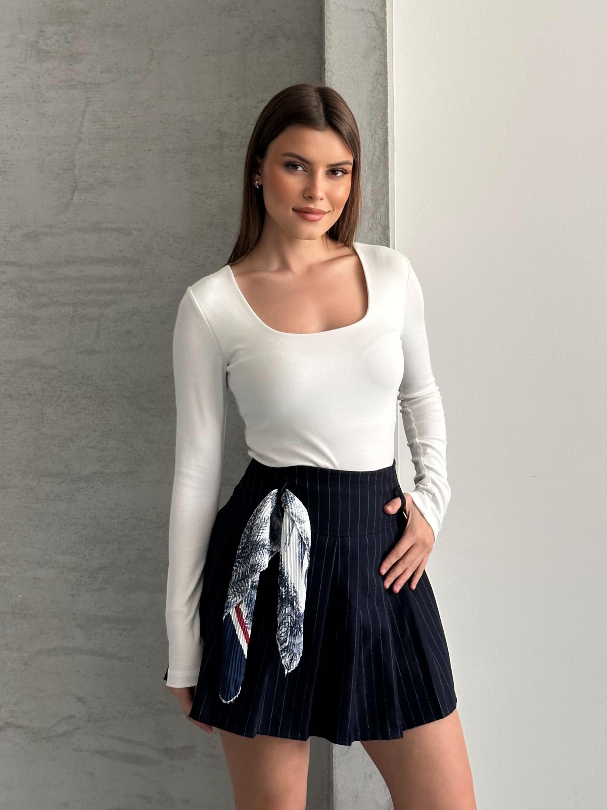 Kare Yaka Beyaz Bluz