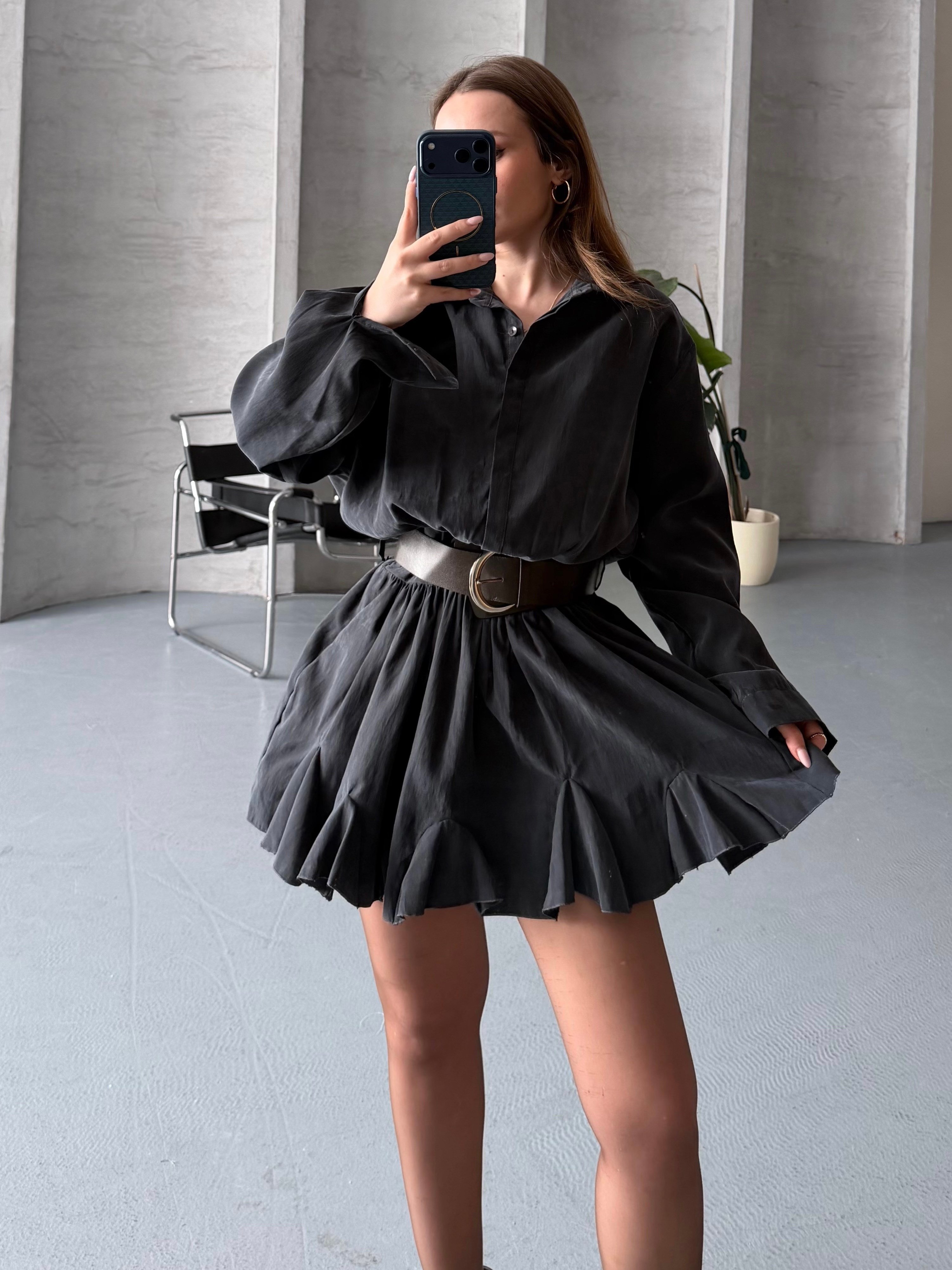 Kemer Detaylı Piliseli Antrasit Mini Elbise