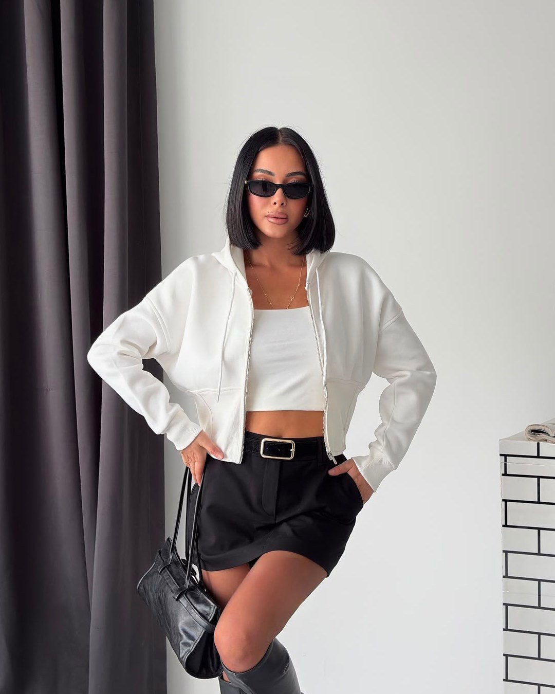 Korse Bel Detaylı Fermuarlı Crop Kapüşonlu Beyaz Sweatshirt