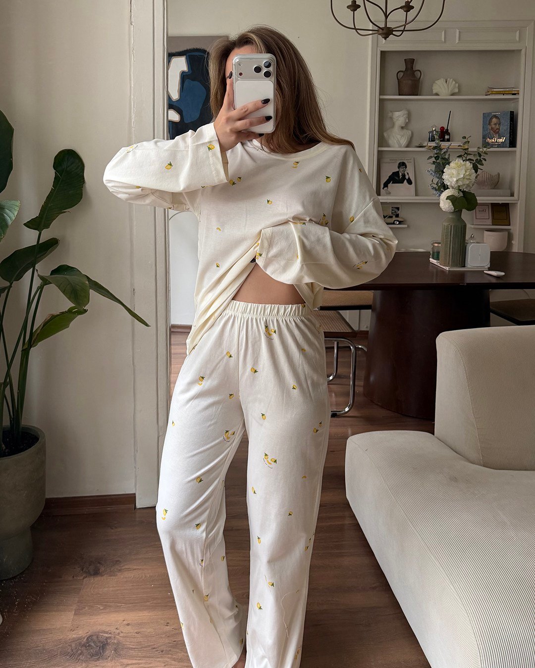 Minik Çilek Desenli Düğmeli Beyaz Pijama Takımı