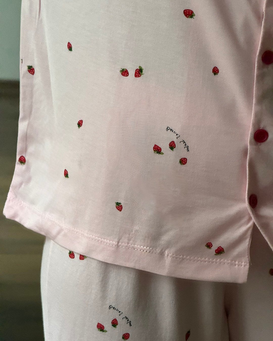 Minik Çilek Desenli Düğmeli Pembe Pijama Takımı