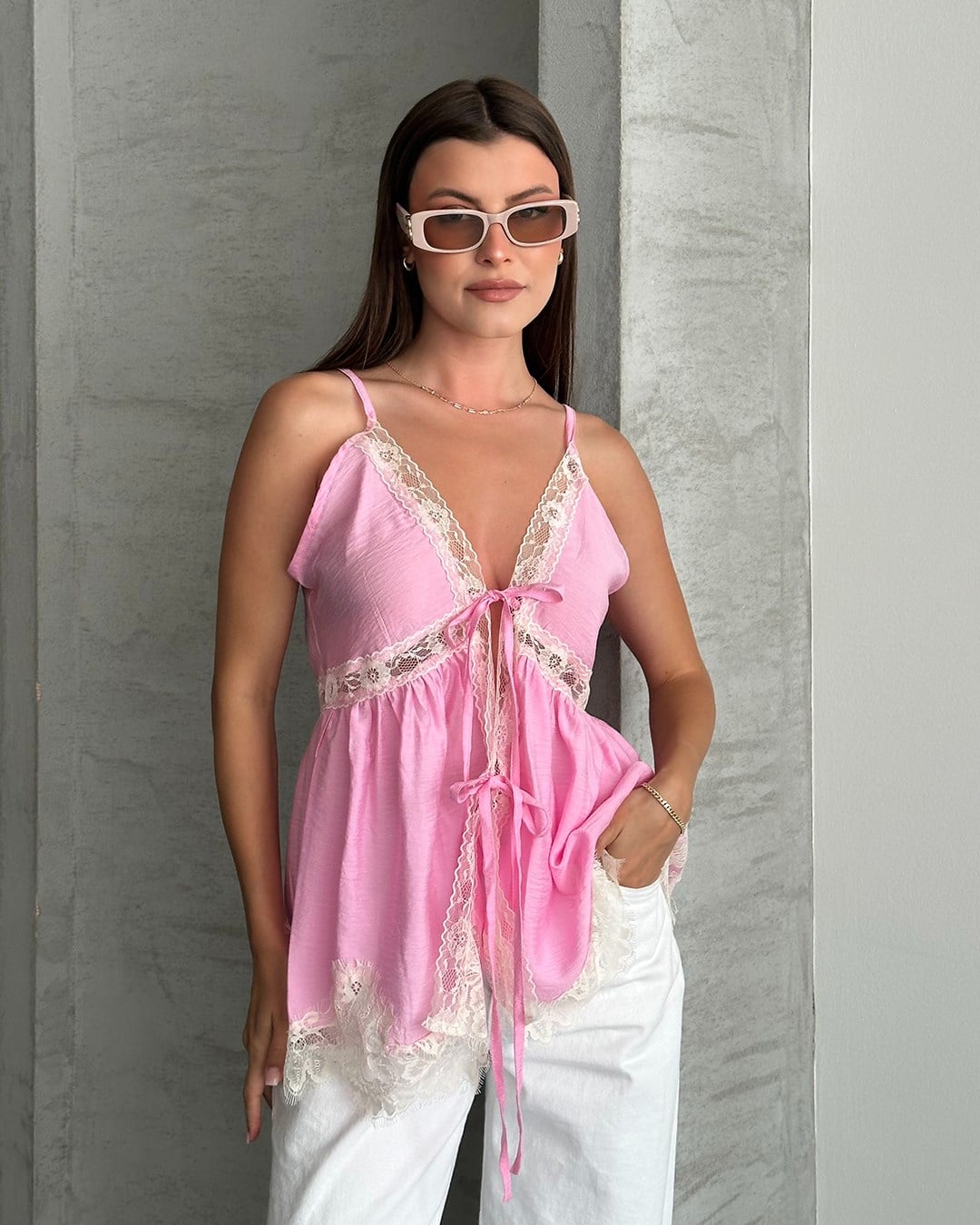 Pembe Dantel Detaylı Askılı Bluz