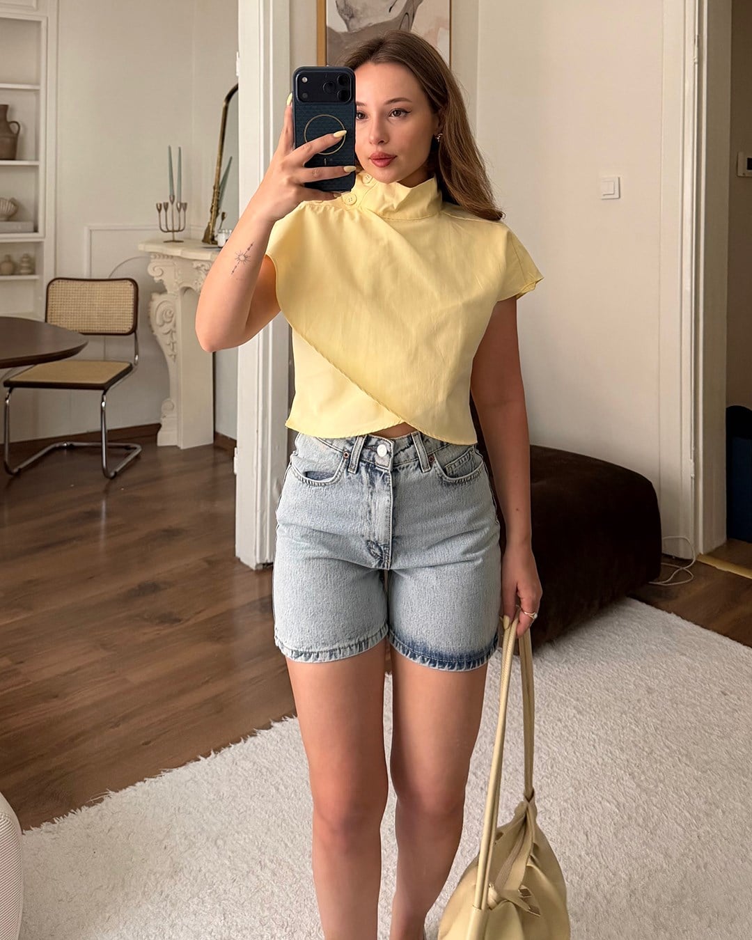 Sarı Düğme Detaylı Crop Bluz